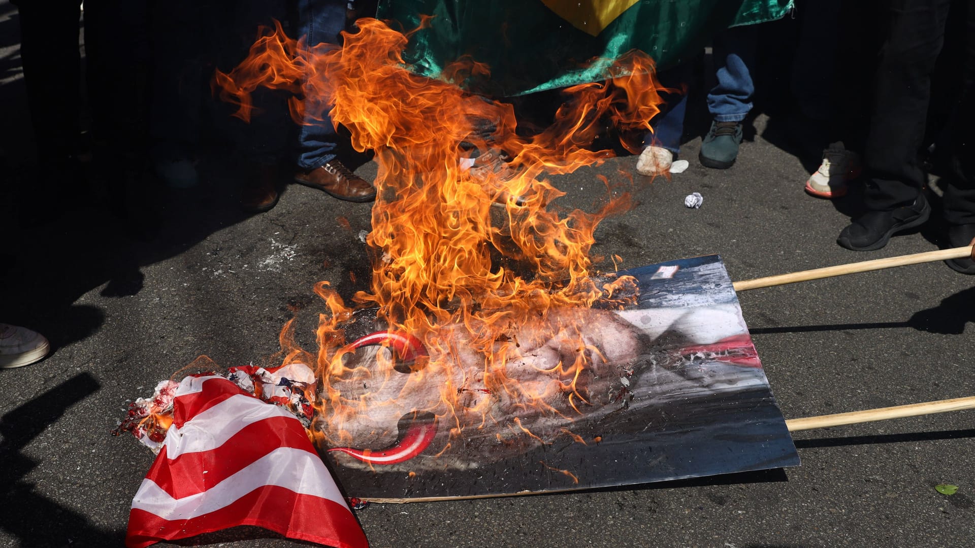 In São Paulo zündeten Demonstranten Plakate und Figuren mit dem Konterfei von Donald Trump und dem ehemaligen brasilianischen Präsidenten Jair Bolsonaro an.