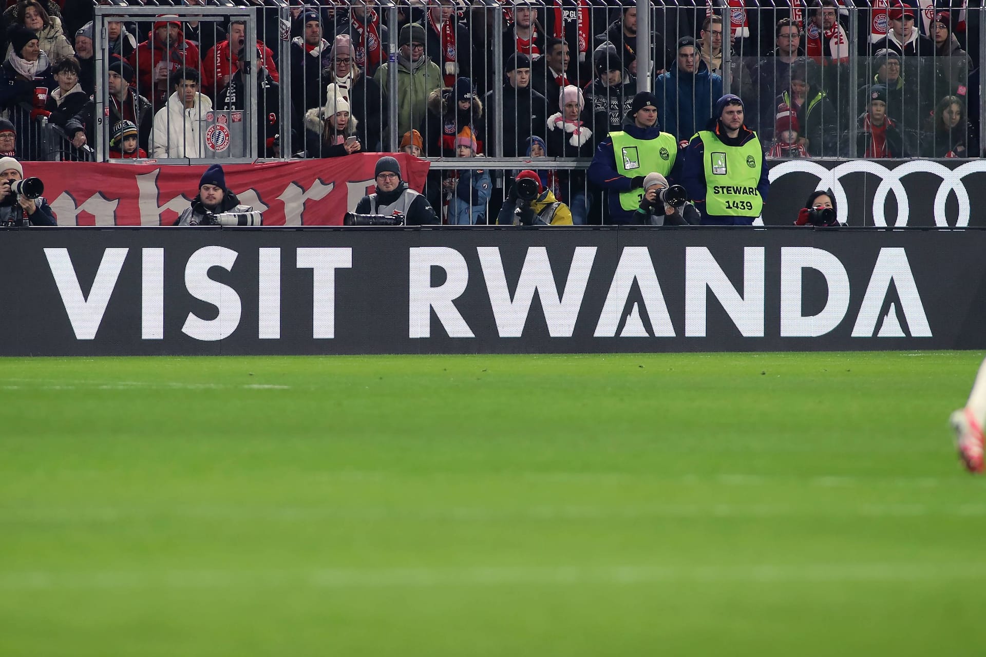 "Visit Ruanda"-Schriftzug auf einer Werbebande in der Allianz Arena: Das Sponsoring brachte den Bayern Kritik ein.