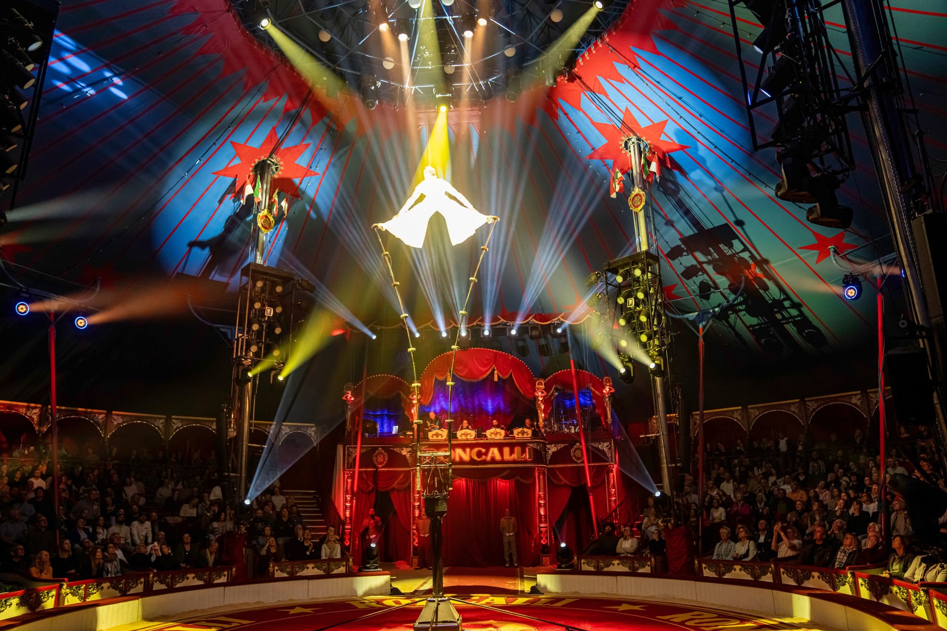 Der Circus Roncalli bei einer Aufführung im Ruhrgebiet (Archivbild): Drei Artisten wurden bei einem Sturz verletzt, darunter ein Kind.
