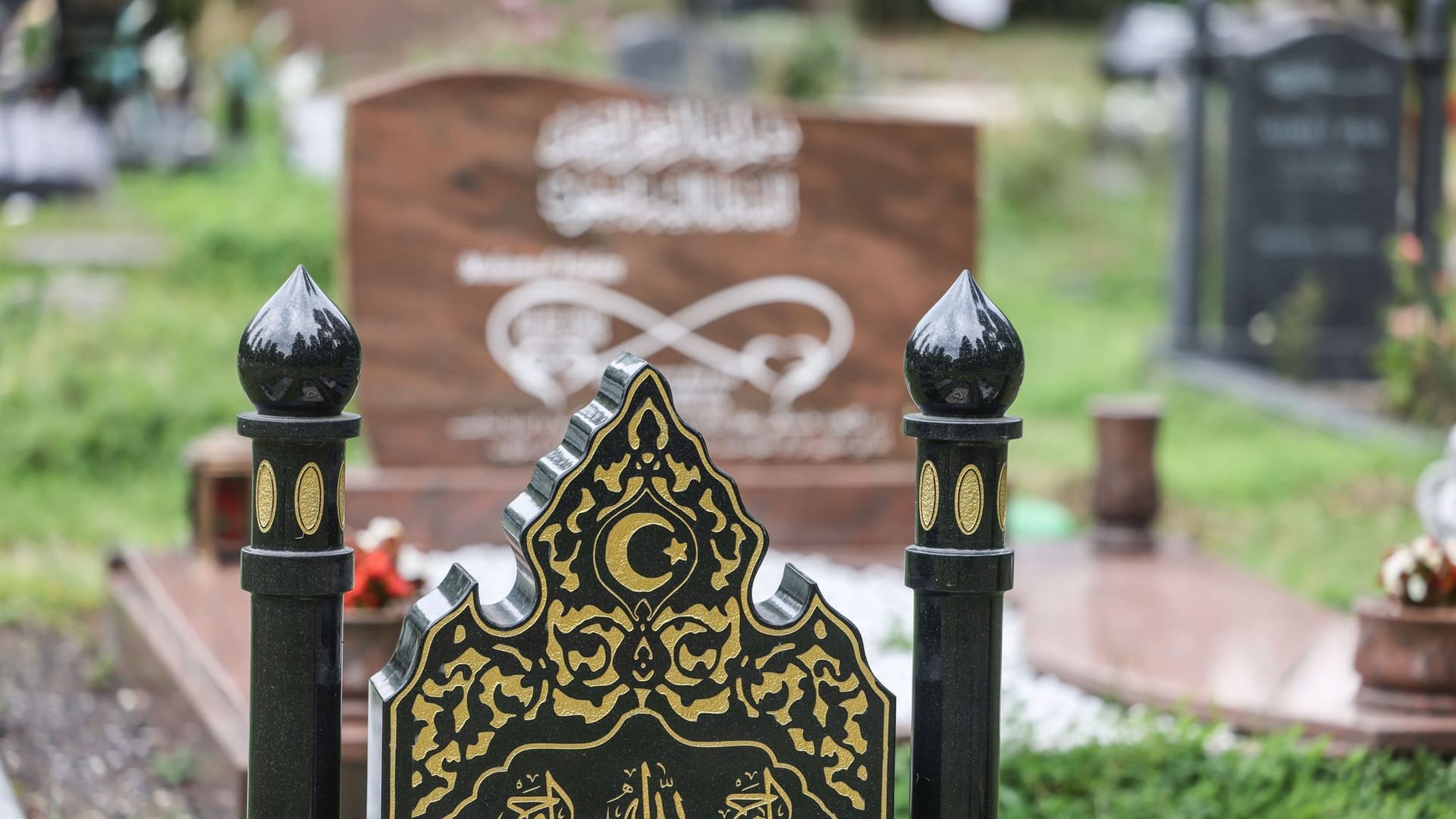 Grabsteine stehen auf einem muslimisches Gräberfeld auf dem Westfriedhof Köln.