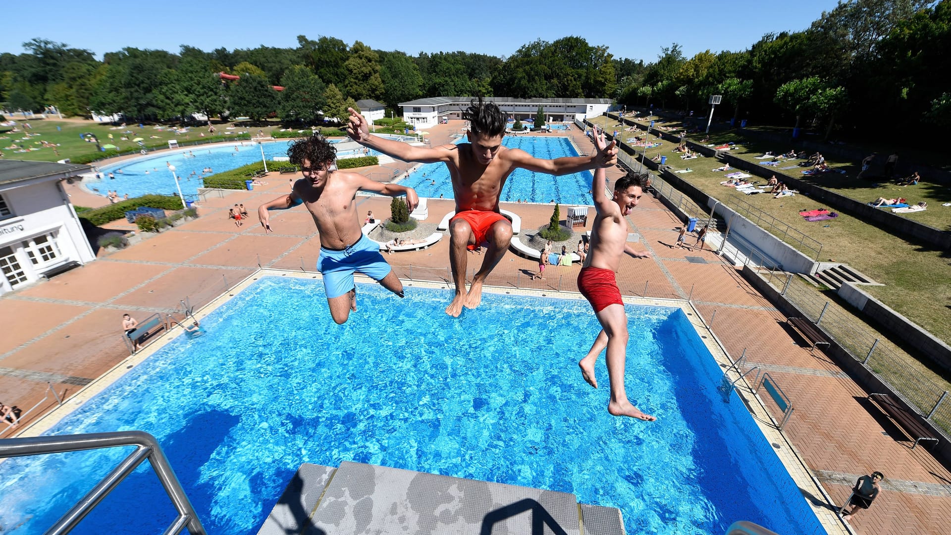 Jugendliche springen im Frankfurter Stadionbad vom Sprungturm ins Wasser (Archivbild): Jugendliche springen im Frankfurter Stadionbad vom Sprungturm ins Wasser (Archivbild):