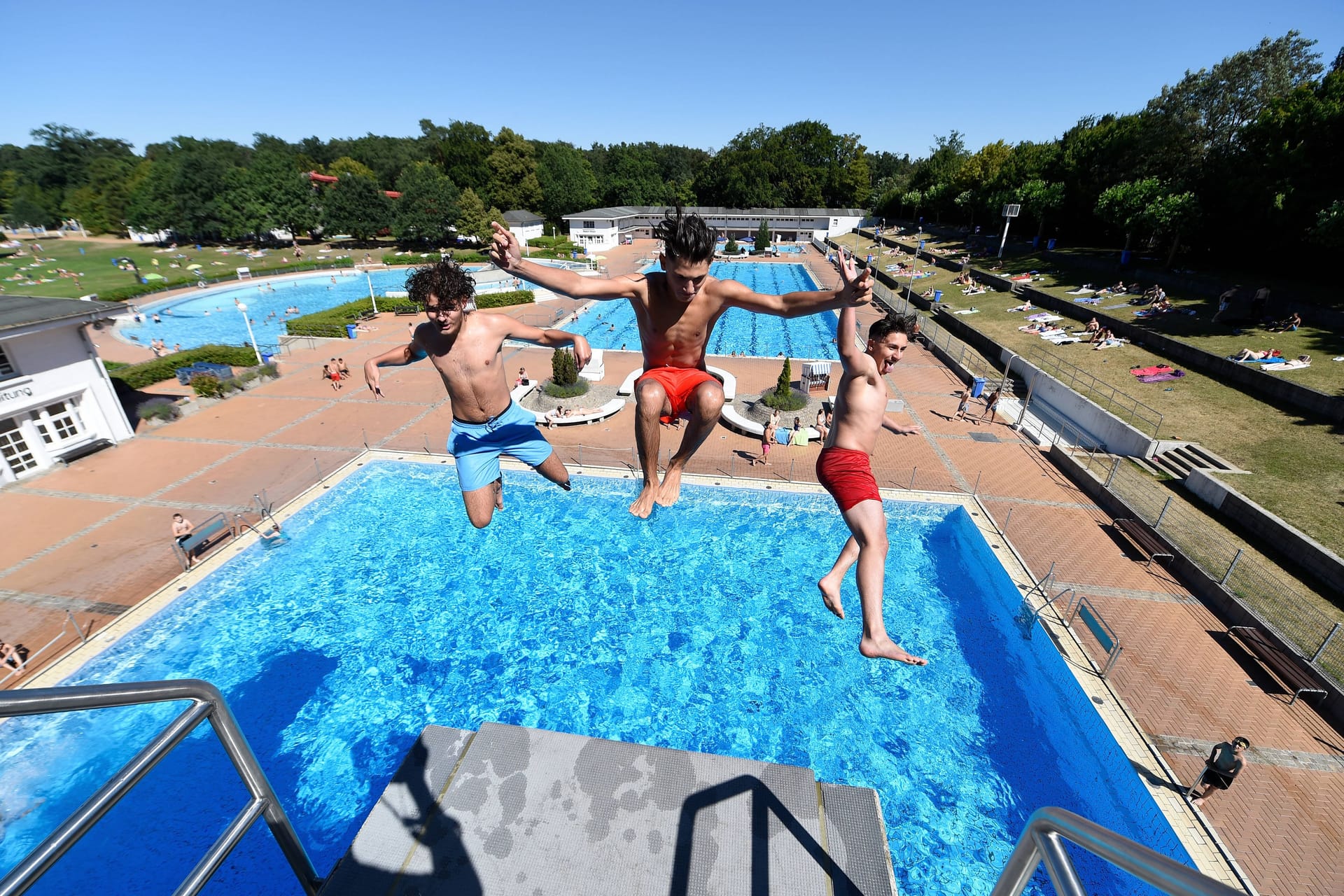 Jugendliche springen im Frankfurter Stadionbad vom Sprungturm ins Wasser (Archivbild):