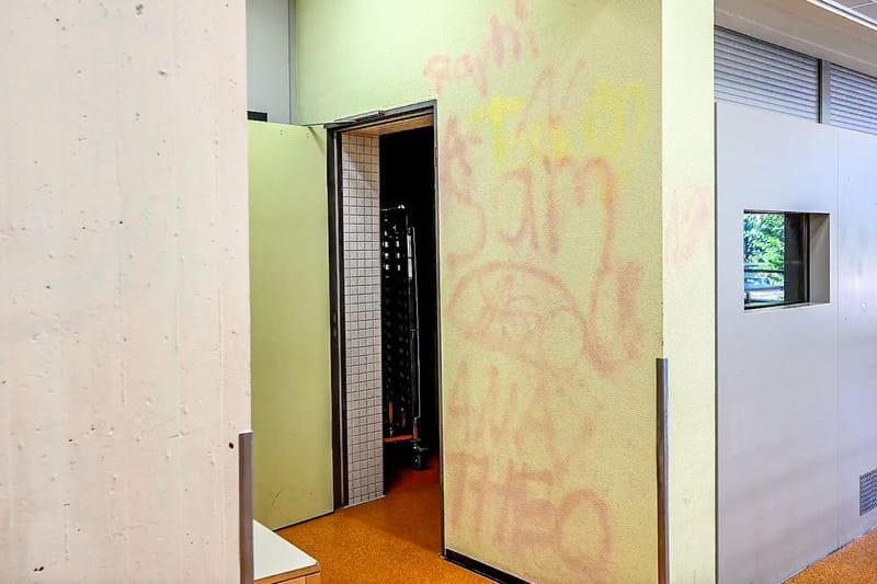Eine Wand im Eugen-Bolz-Gymnasiums: Die Abiturienten müssen jetzt selbst Hand anlegen.