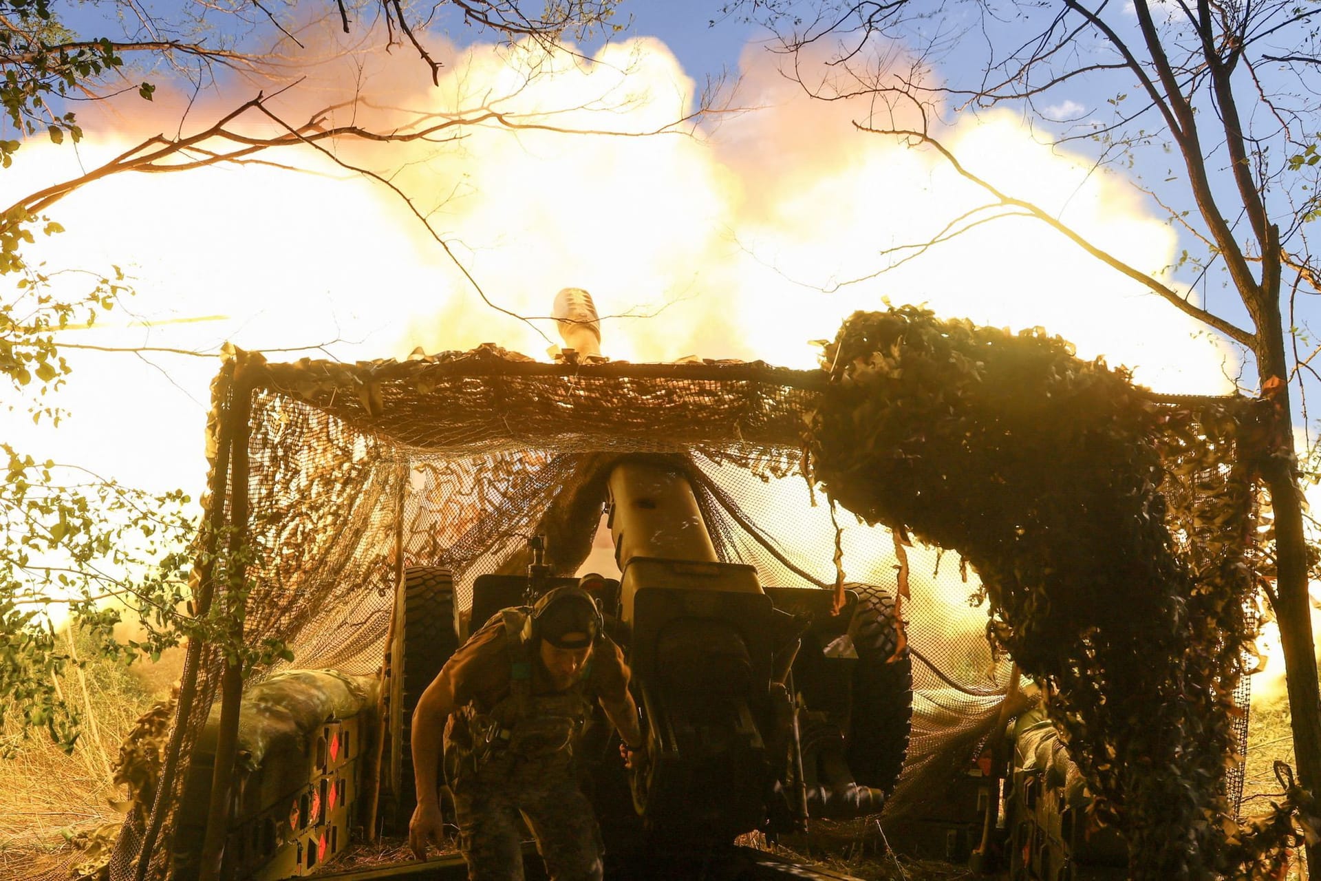 Ukrainische Artillerie schießt auf russische Ziele: Die ukrainische Armee gerät im Donbass in immer größere Bedrängnis.