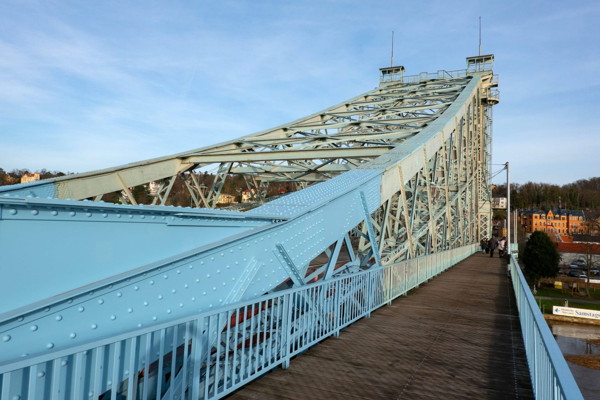 Loschwitzer Brücke (Archivbild): Die Instandsetzung der Blasewitzer Brückenseite ist ab 2026 vorgesehen.