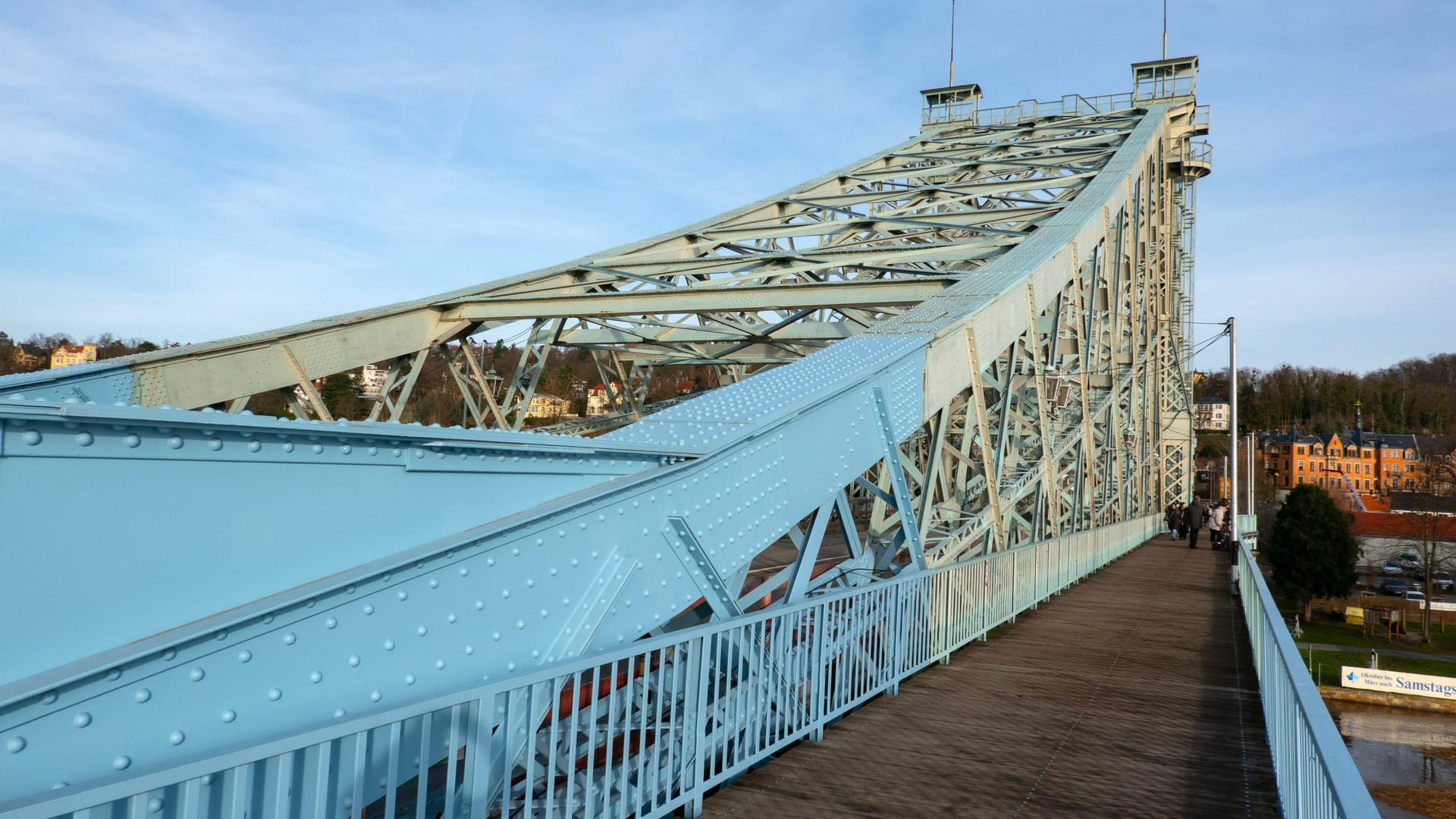 Loschwitzer Brücke (Archivbild): Die Instandsetzung der Blasewitzer Brückenseite ist ab 2026 vorgesehen.
