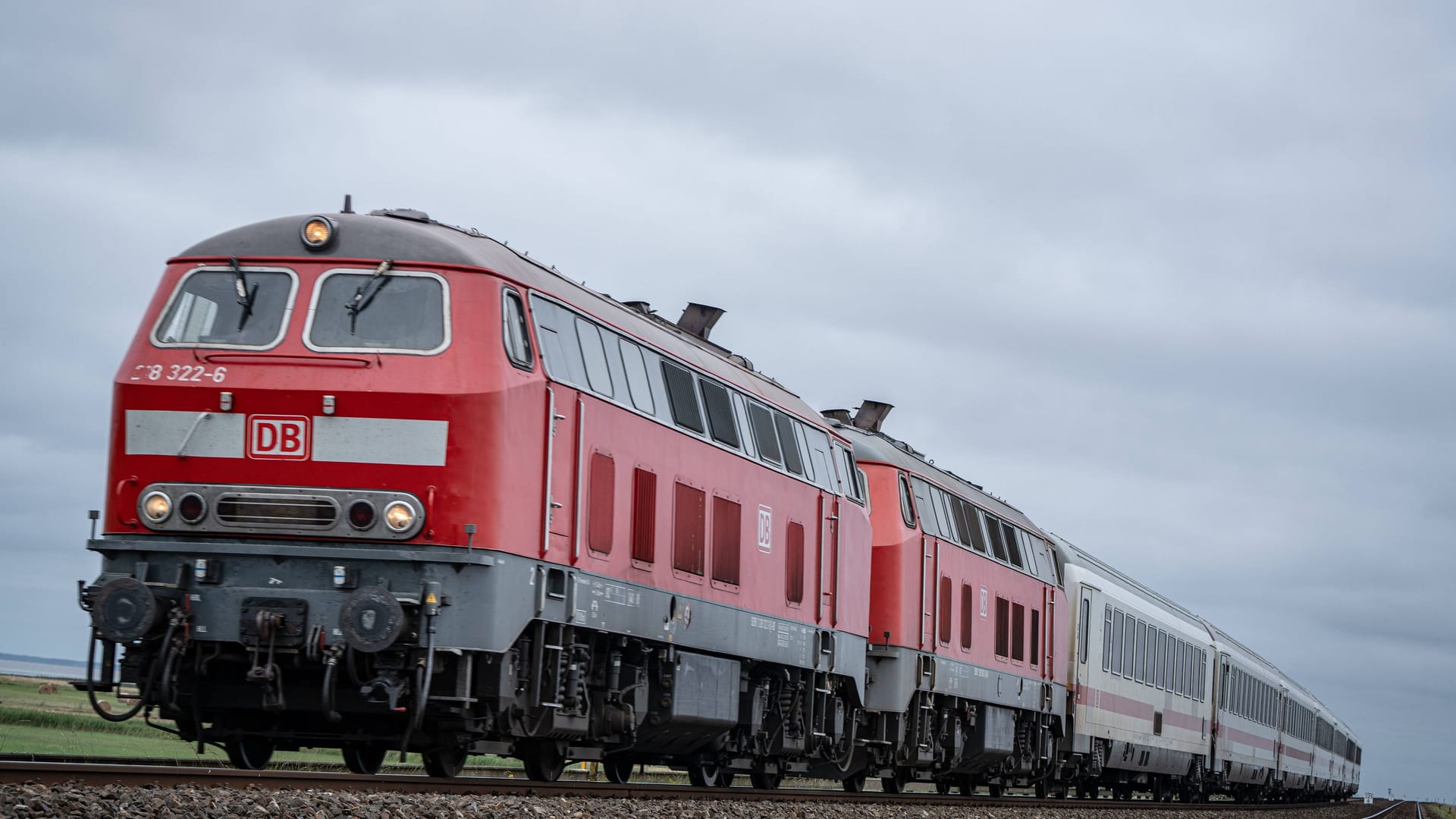 Intercity im Norden von Deutschland (Symbolfoto): Ist der östlichste Bezirk Hamburgs im Herbst für zwei Wochen auf der Schiene gar nicht erreichbar?
