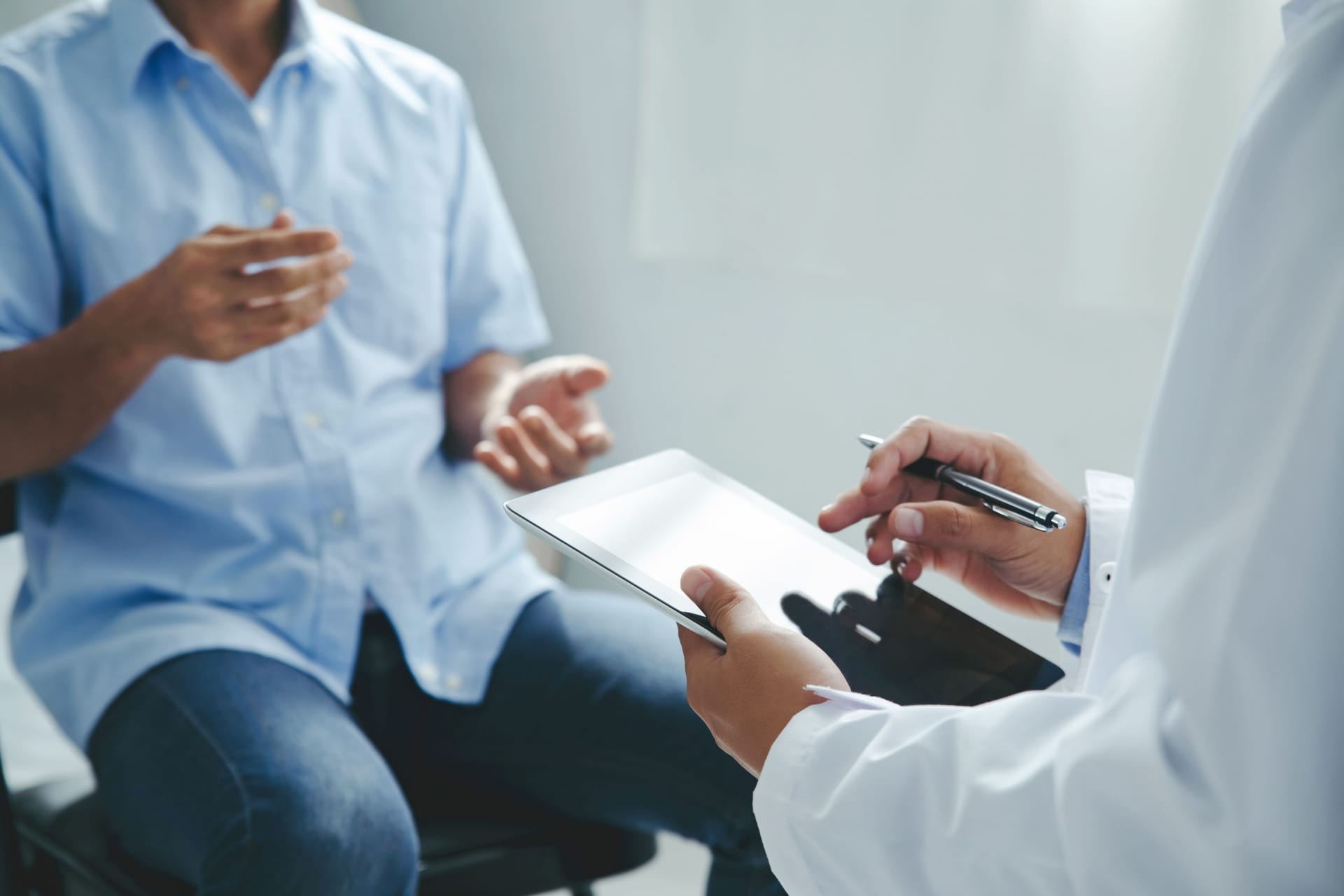 Ein Arzt spricht mit einem Patienten über einen Laborbefund.
