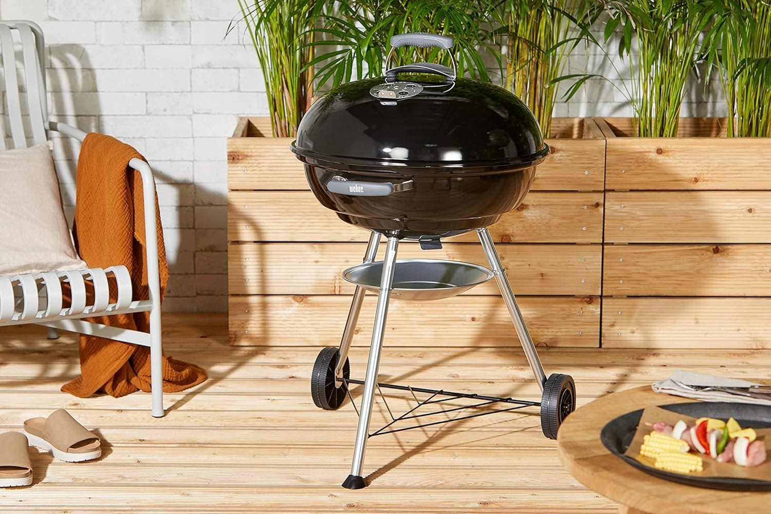 Der Weber-Holzkohlegrill punktet unter anderem mit einem porzellanemaillierten Deckel.