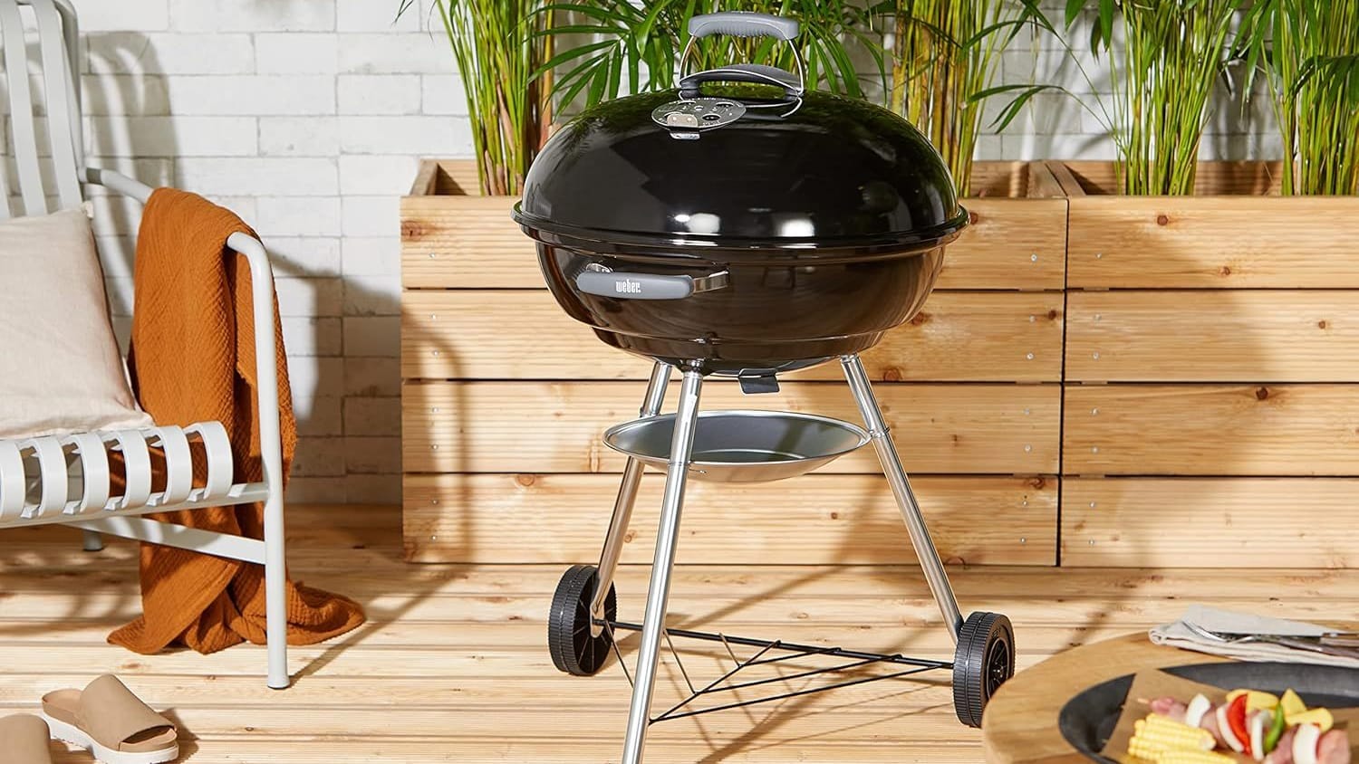 Der Weber-Holzkohlegrill punktet unter anderem mit einem porzellanemaillierten Deckel.