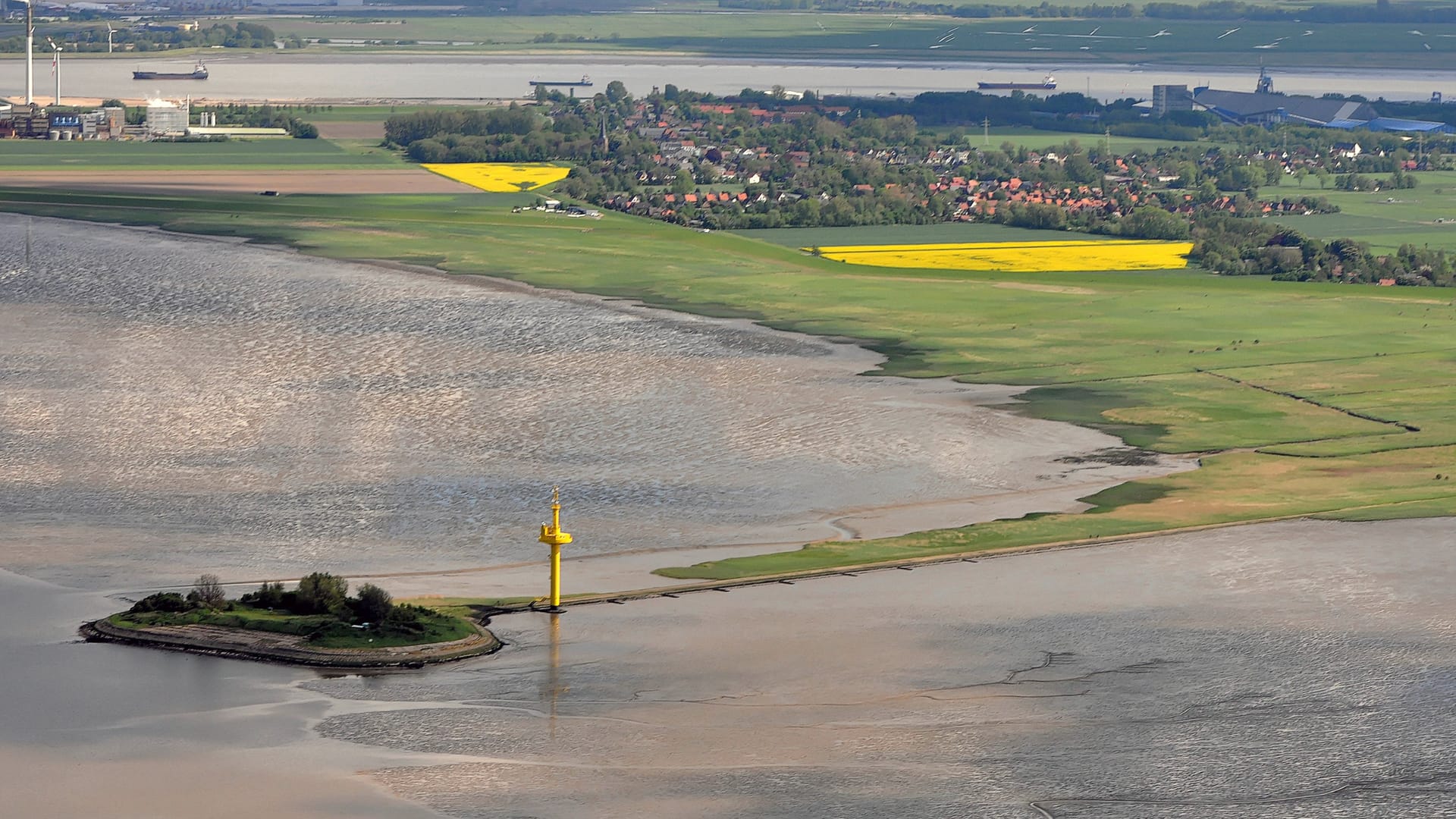 Langlütjen I samt Radarturm und Damm zum Festland (Archivfoto): Einst gab es Pläne, dort Tourismus zu betreiben.