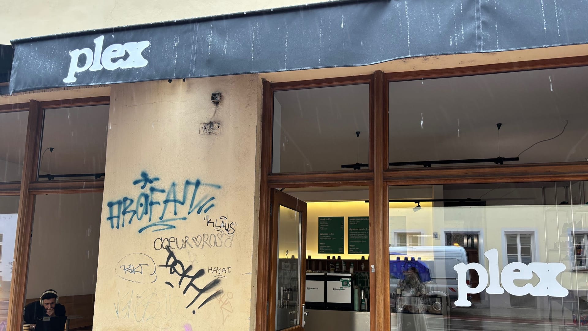 Plex Coffee ist von der Entfernung als auch von den Preisen her direkter Konkurrenz zu "Lap Coffee" – trotzdem kommen sie sich bei der Kundschaft nicht in die Quere.