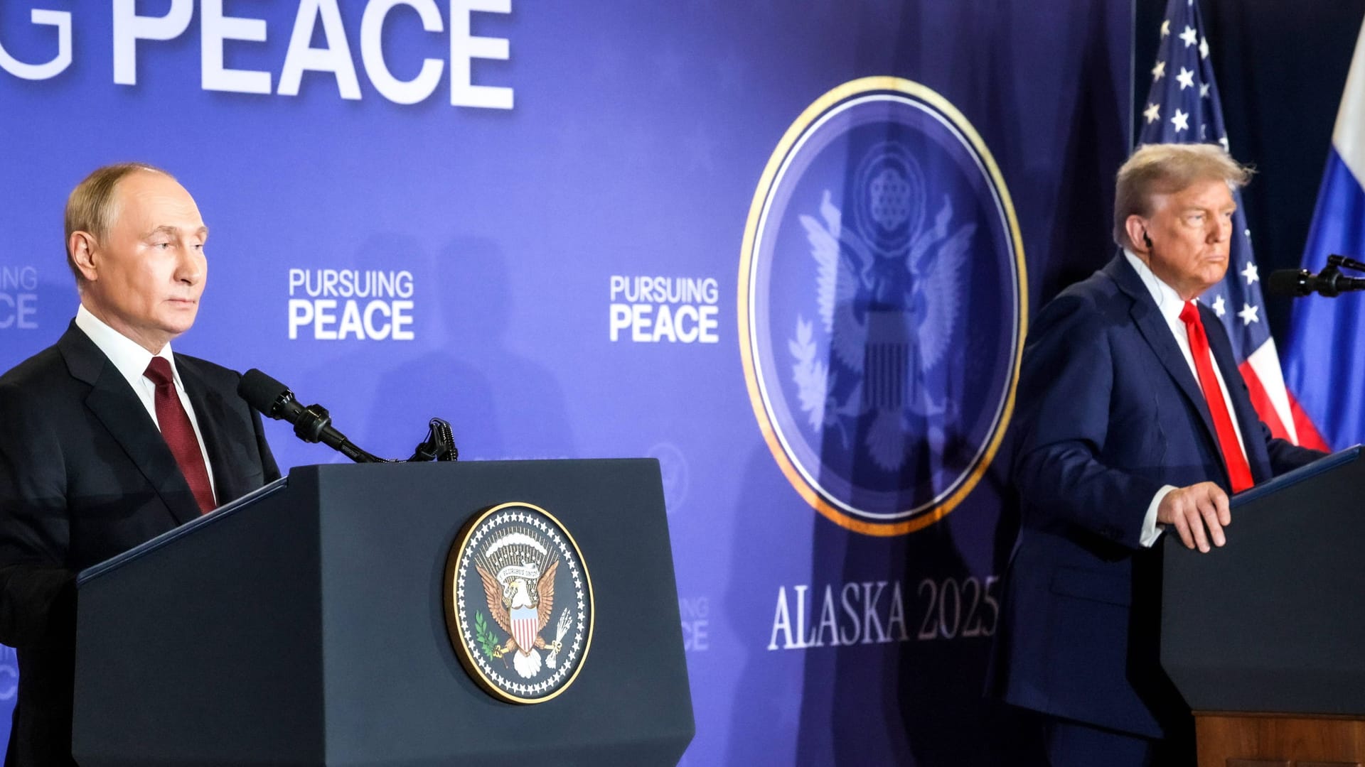 USA, ANCHORAGE - AUGUST 16, 2025: Vladimir Putin, President of Russia, and his US counterpart Donald Trump give a joint press conference following their meeting at Joint Base Elmendorf-Richardson Anchorage USA PUBLICATIONxINxGERxSUIxAUTxONLY USA, ANCHORAGE - AUGUST 16, 2025: Vladimir Putin, President of Russia, and his US counterpart Donald Trump give a joint press conference following their meeting at Joint Base Elmendorf-Richardson Anchorage USA PUBLICATIONxINxGERxSUIxAUTxONLY