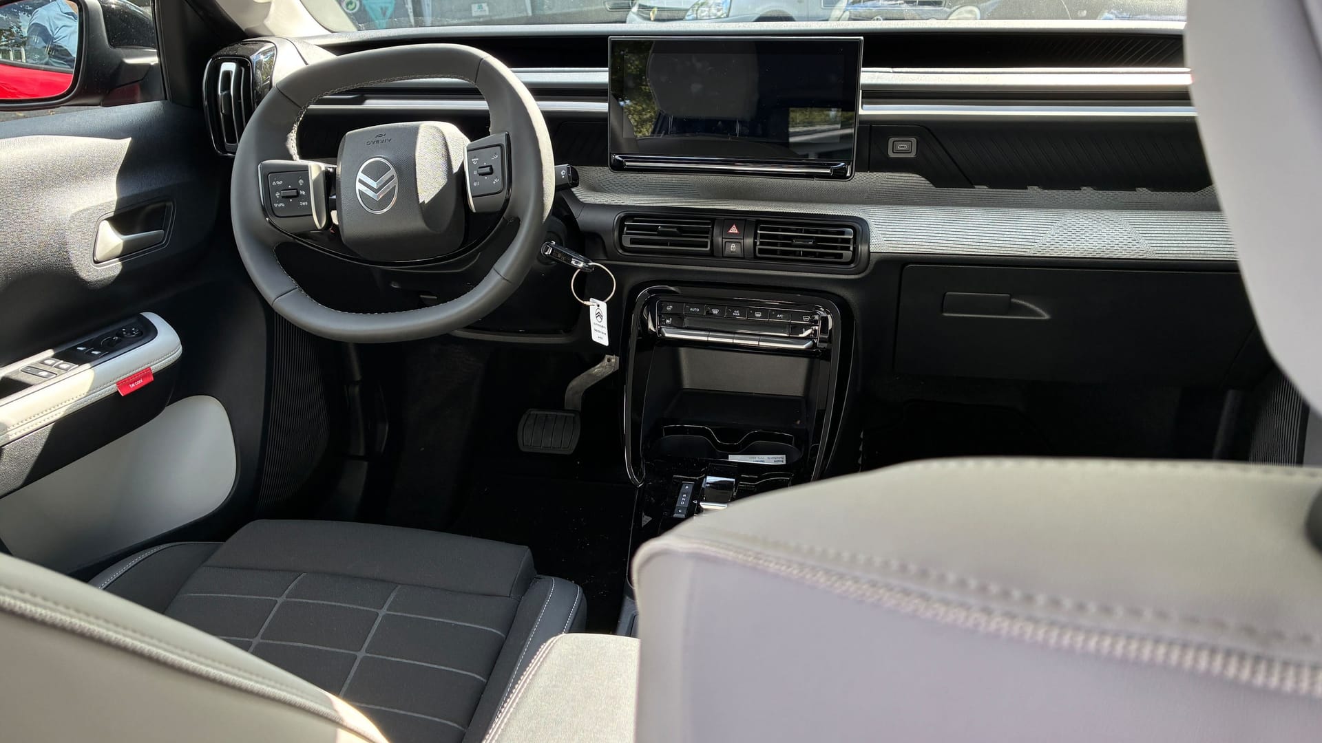 Reduziert: Cockpit mit wenig Schnickschnack, hübscher Textilbespannung, einigen haptischen Knöpfen und – ja, Sie sehen richtig – einem klassischen Zündschlüssel.