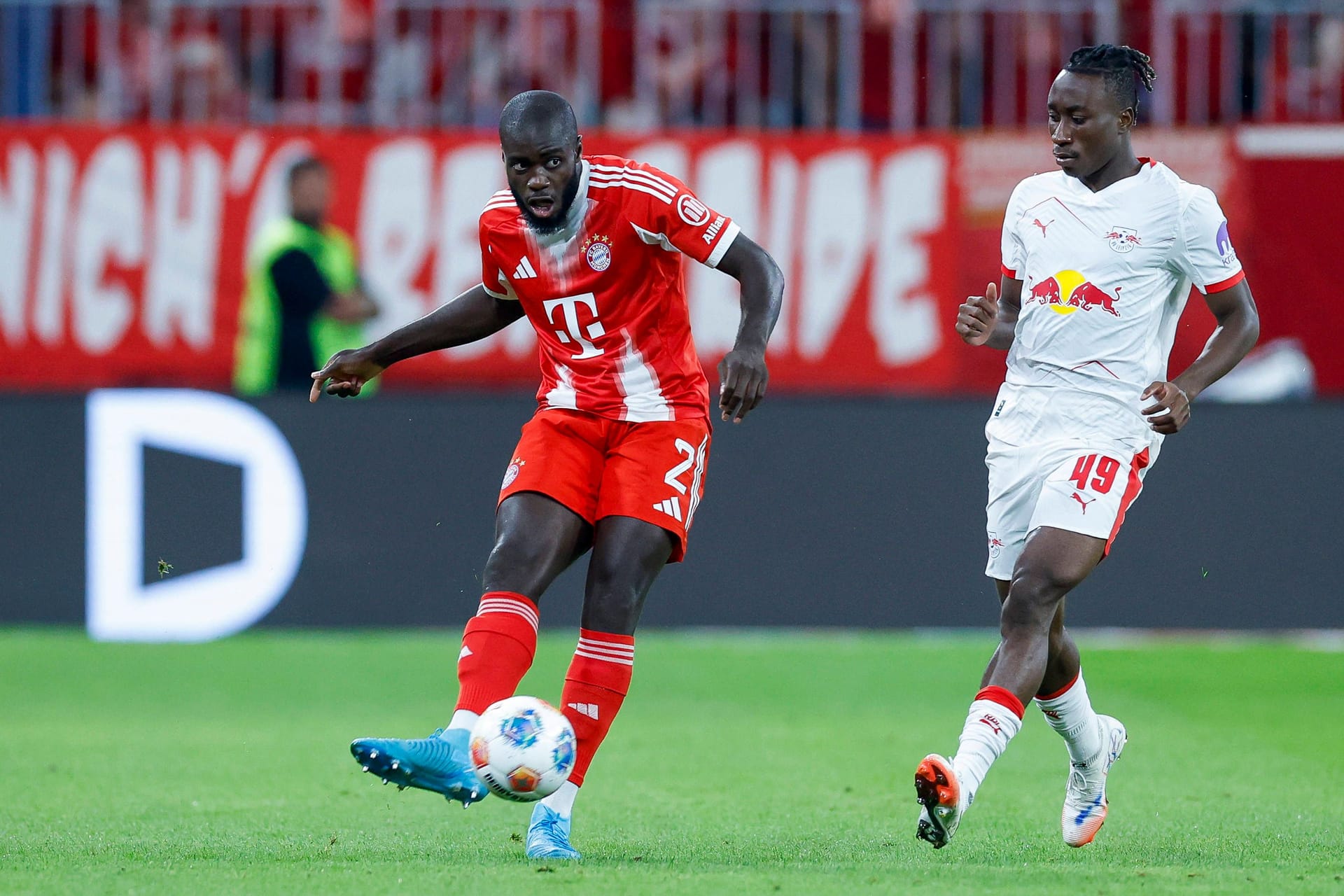 Dayot Upamecano: Sicherte gewohnt souverän ab, hatte eher wenig zu tun. Sah beim aberkannten Leipziger Tor mit einer missglückten Klärungsaktion nicht ganz glücklich aus (68.), blieb aber insgesamt weitestgehend fehlerfrei. Note 2