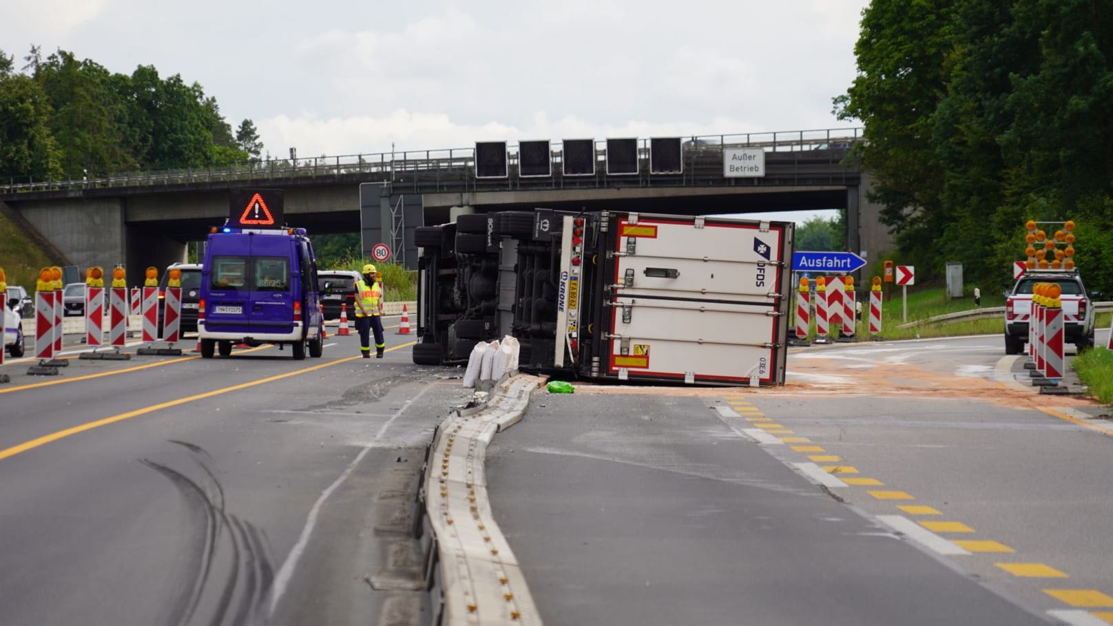 Der umgekippte Laster liegt auf der Seite: Die Bergungsarbeiten dauerten bis in die Nacht an.
