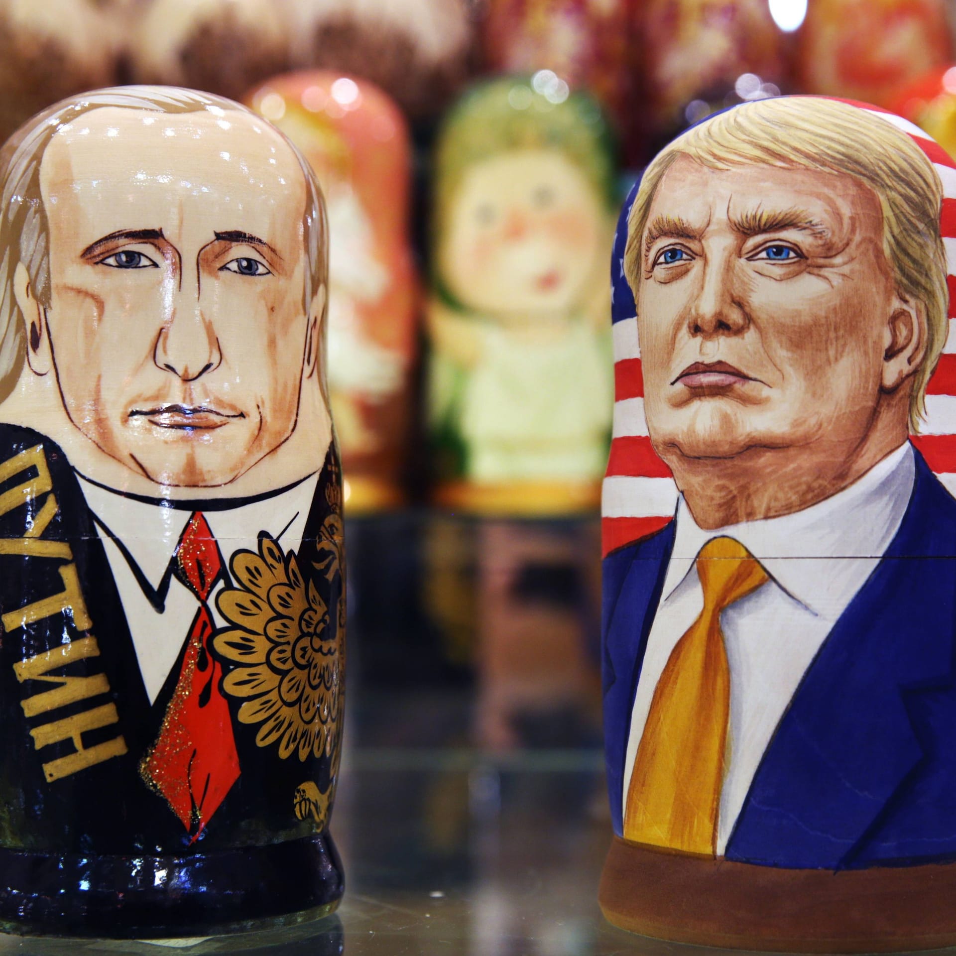 Russische Matroschka-Puppen mit den Gesichtern von Donald Trump und Wladimir Putin (Symbolbild): In einem Dossier eines britischen Ex-Spions wurden schwere Vorwürfe gegen Trump erhoben.