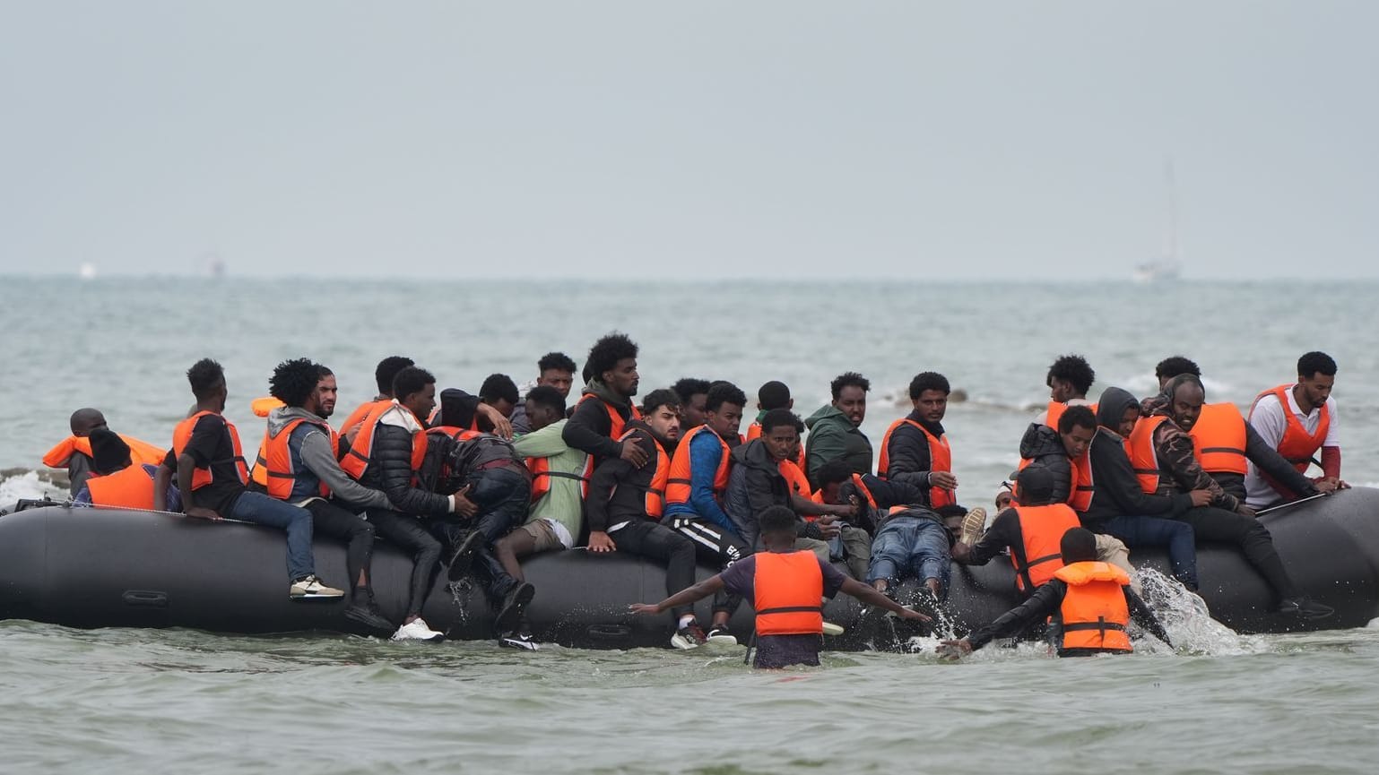 Migration am Ärmelkanal: Menschen drängen sich in der Nähe von Wimereux in Frankreich an Bord eines kleinen Bootes. Migration am Ärmelkanal: Menschen drängen sich in der Nähe von Wimereux in Frankreich an Bord eines kleinen Bootes.