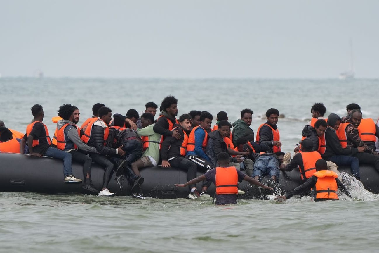 Migration am Ärmelkanal: Menschen drängen sich in der Nähe von Wimereux in Frankreich an Bord eines kleinen Bootes.