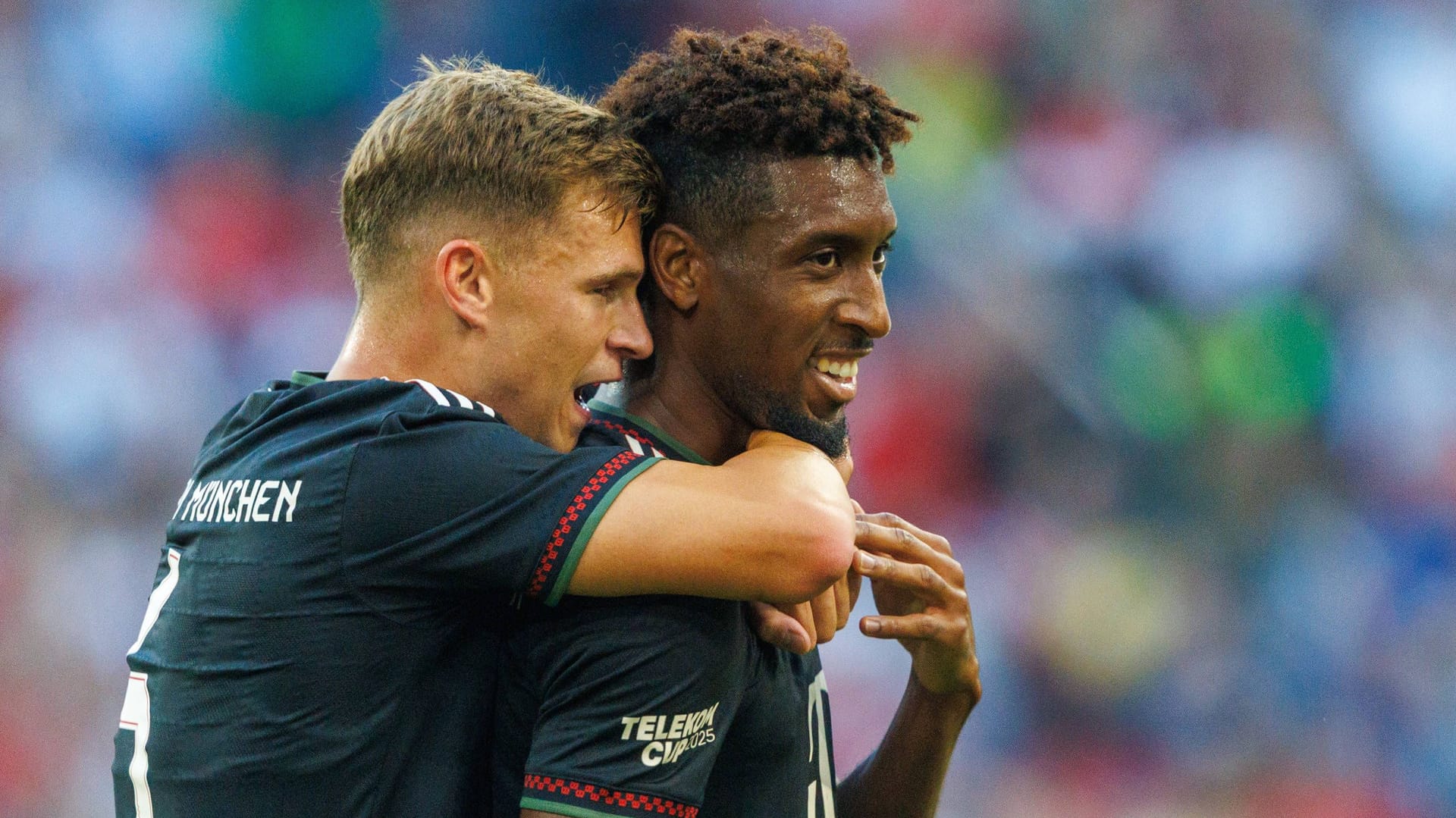 Kingsley Coman (r.) wird von Joshua Kimmich (l.) umarmt: Der Franzose spielt seit 2015 in München.