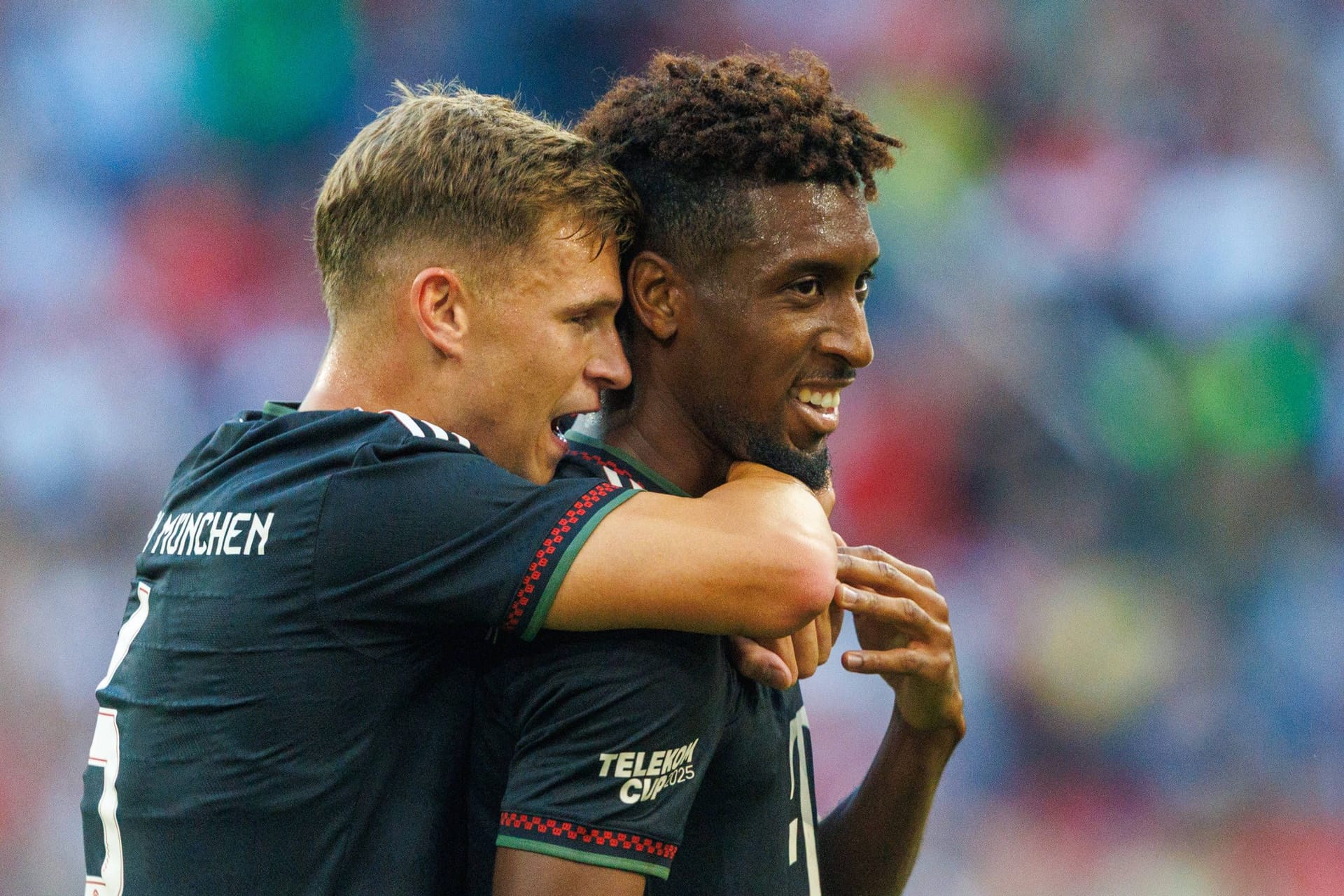 Kingsley Coman (r.) wird von Joshua Kimmich (l.) umarmt: Der Franzose spielt seit 2015 in München.