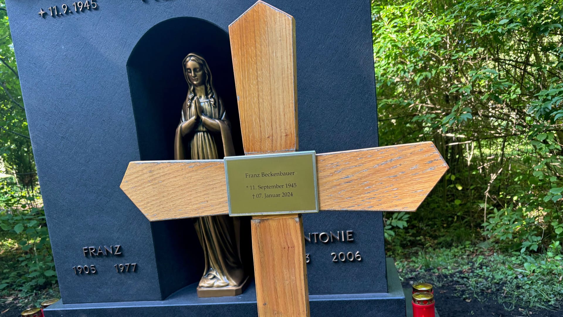 Ein Kreuz aus Holz ist noch von dem ursprüglichen Grab übrig geblieben. Ein Kreuz aus Holz ist noch von dem ursprüglichen Grab übrig geblieben.