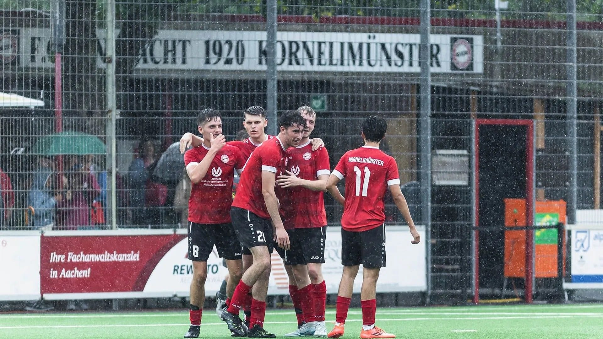 Im strömenden Regen: Kornelimünster jubelt über das 2:0.