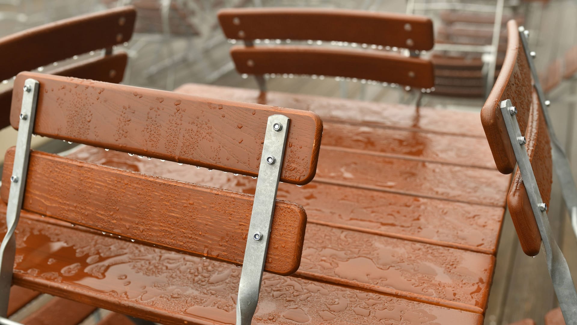 Biergarten bei Regen (Archivbild): Das Wetter macht den Betreibern von Biergärten zu schaffen.