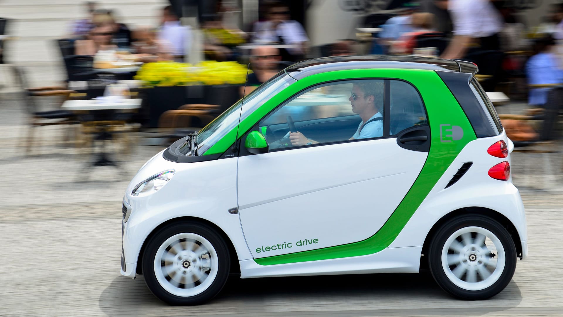 Bei Defekt droht das Aus: Mercedes fehlen Akkus für den Elektro-Smart.