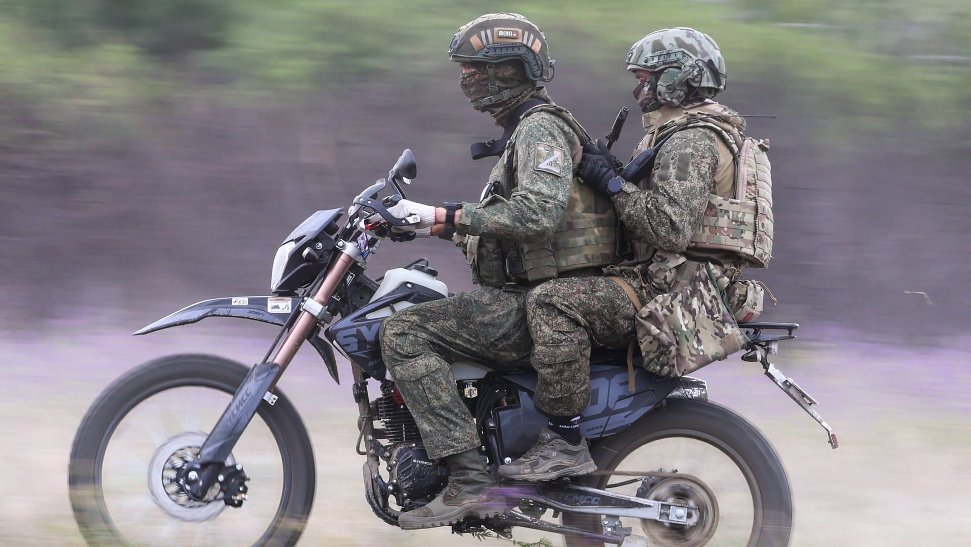 Zwei russische Soldaten auf einem Motorrad: In Putins Armee steigt die Zahl der HIV-Infektionen deutlich an.