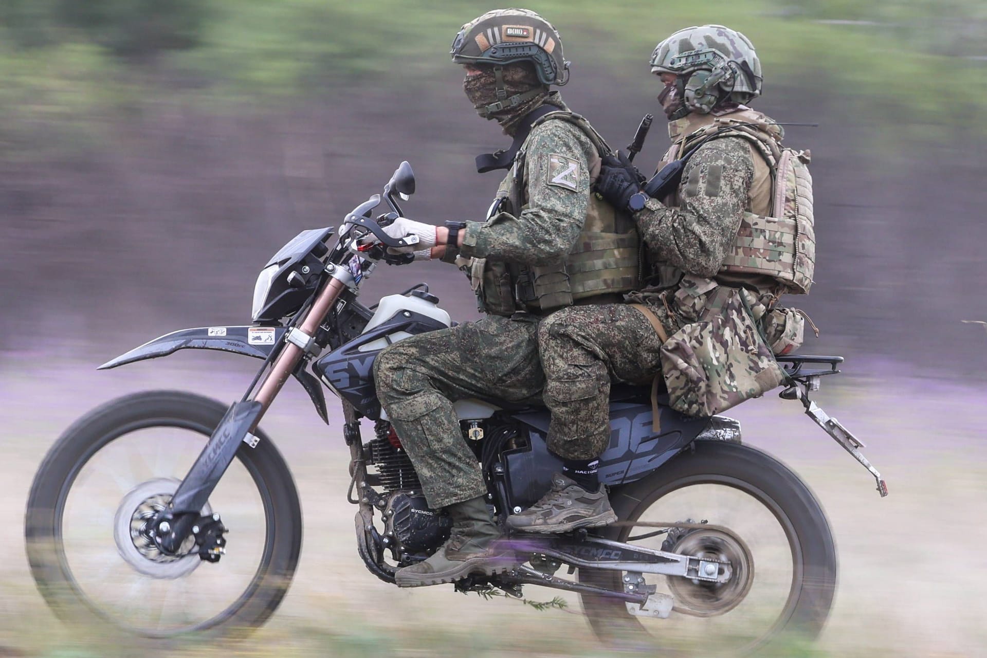 Zwei russische Soldaten auf einem Motorrad: In Putins Armee steigt die Zahl der HIV-Infektionen deutlich an.