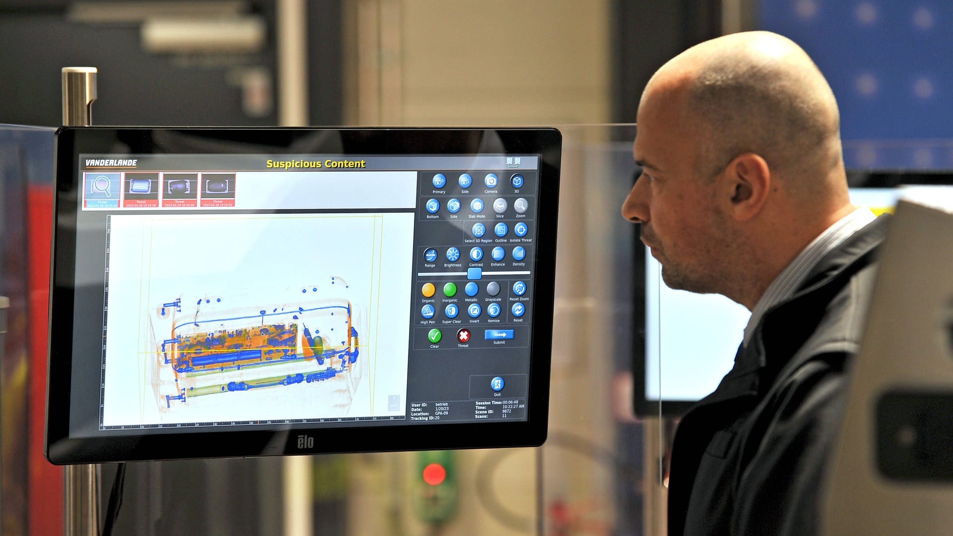 Mitarbeiter an einem Handgepäck-Scanner (Symbolfoto): Am Flughafen Köln/Bonn fielen zwei Männer mit ihrem Gepäck auf.