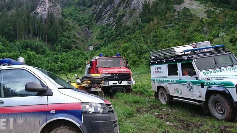 Einsatzfahrzeuge von Polizei, Feuerwehr und Bergrettung: Für eine 30-Jährige aus Hamburg endete der Kletterspaß tödlich.