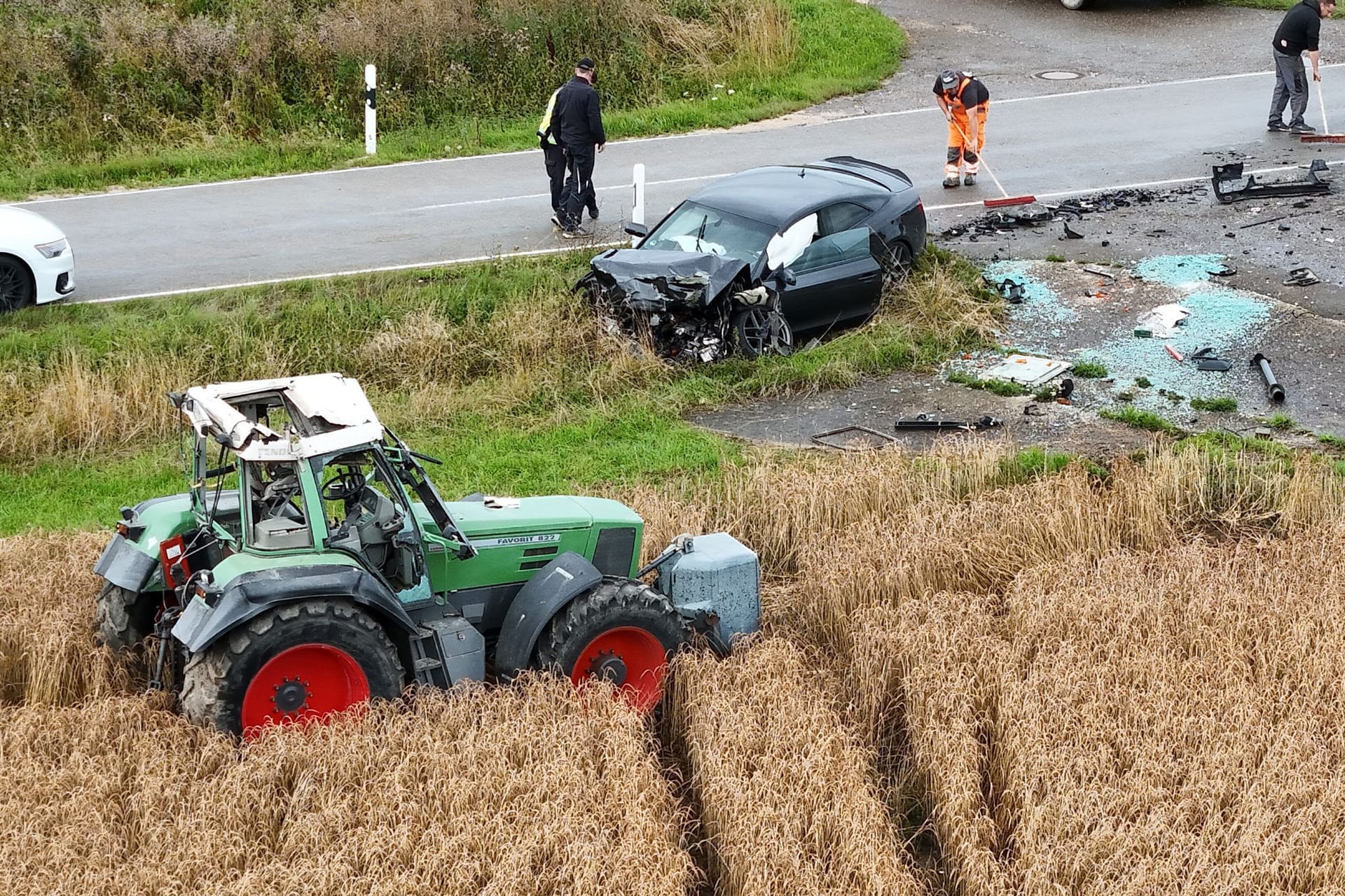 Trümmer nach einem schweren Verkehrsunfall in Baden-Württemberg: Insgesamt wurden zwei Kinder und zwei Erwachsene verletzt.