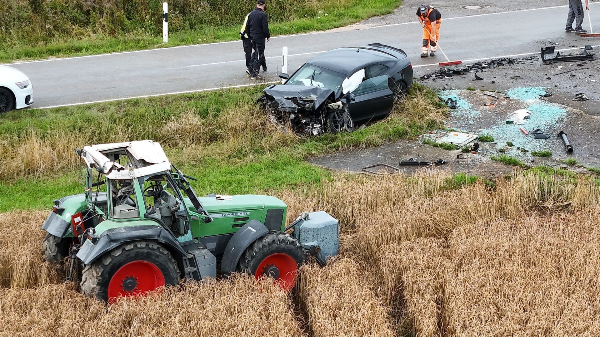 Trümmer nach einem schweren Verkehrsunfall in Baden-Württemberg: Insgesamt wurden zwei Kinder und zwei Erwachsene verletzt. Trümmer nach einem schweren Verkehrsunfall in Baden-Württemberg: Insgesamt wurden zwei Kinder und zwei Erwachsene verletzt.