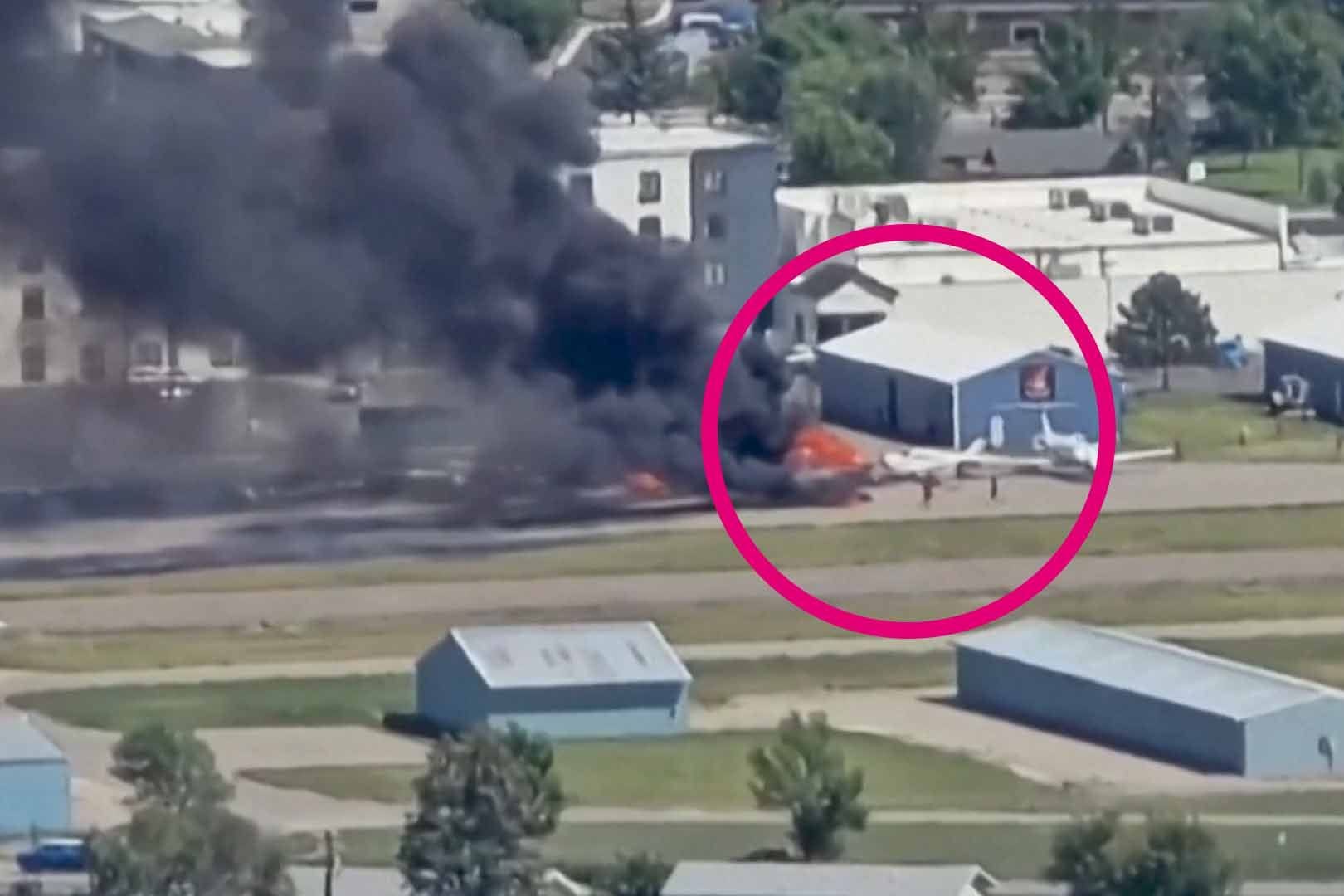 Nach der Kollision von mehreren Flugzeugen bricht ein Feuer aus. Nach der Kollision von mehreren Flugzeugen bricht ein Feuer aus.