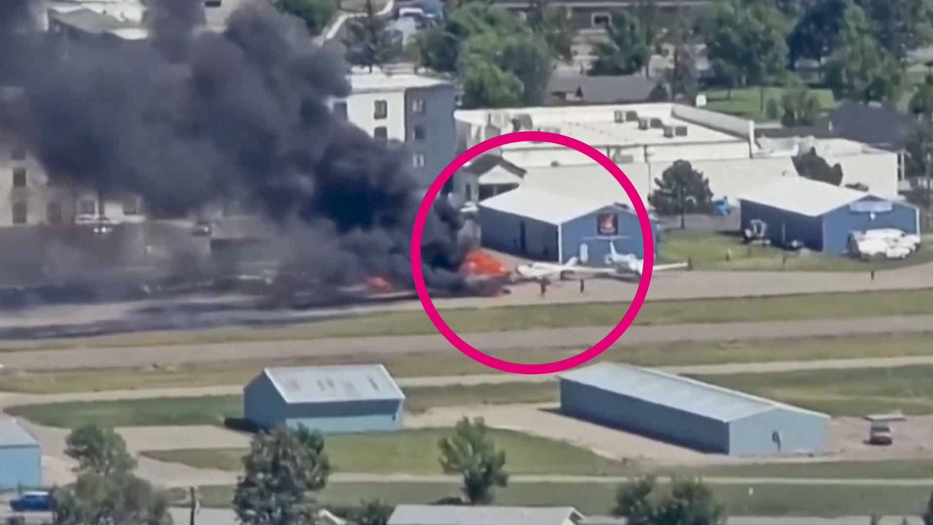 Nach der Kollision von mehreren Flugzeugen bricht ein Feuer aus.