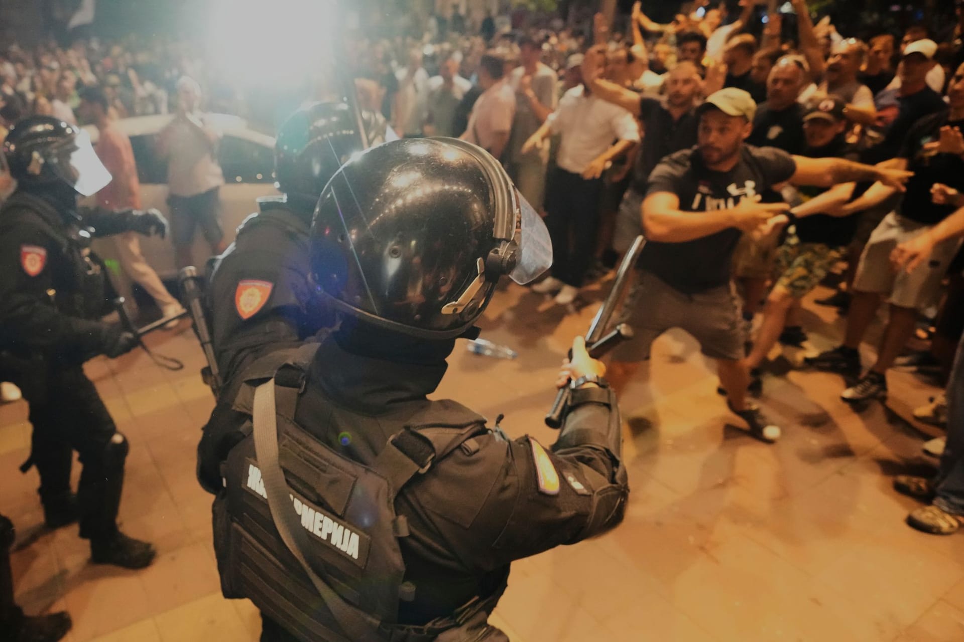 Serbische Gendarmeriebeamte trennen Demonstranten von den gegnerischen Lagern während einer Anti-Regierungs-Demonstration in Belgrad.