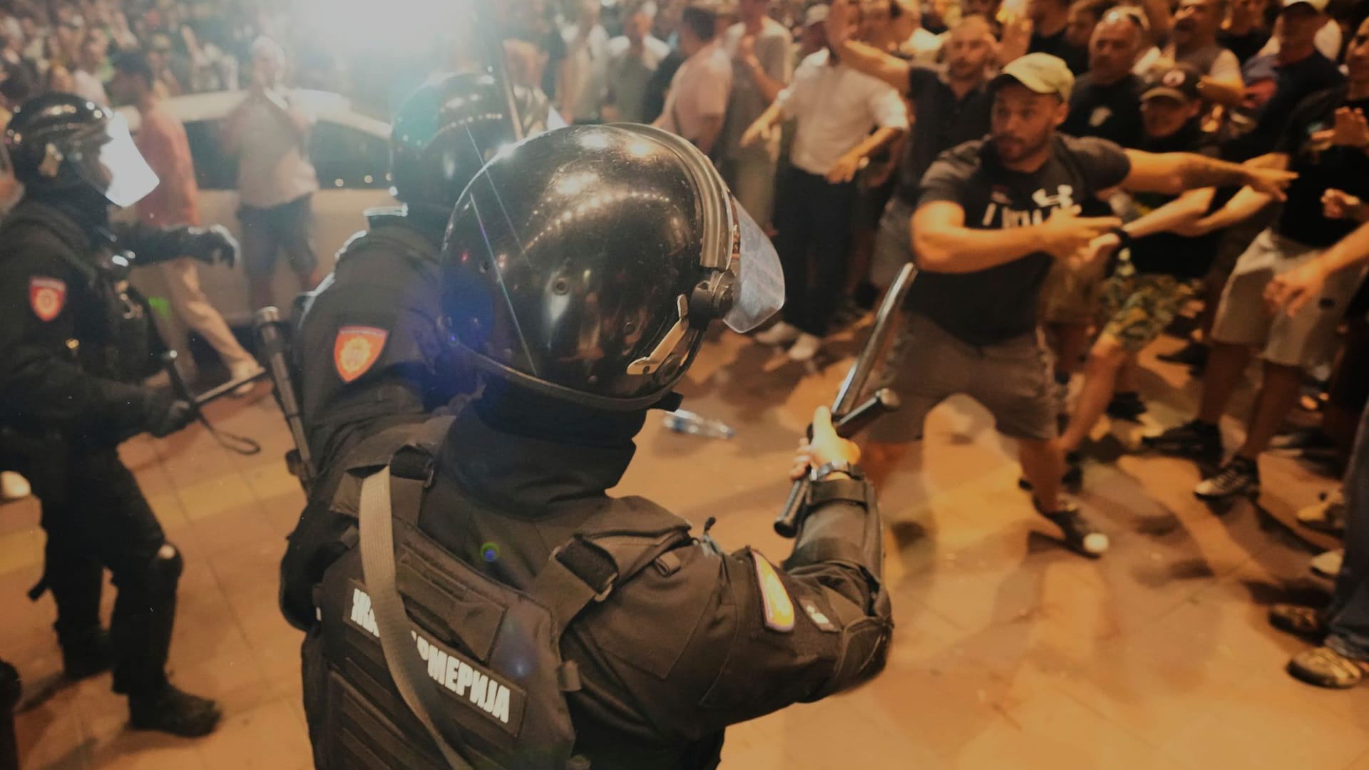 Serbische Gendarmeriebeamte trennen Demonstranten von den gegnerischen Lagern während einer Anti-Regierungs-Demonstration in Belgrad.