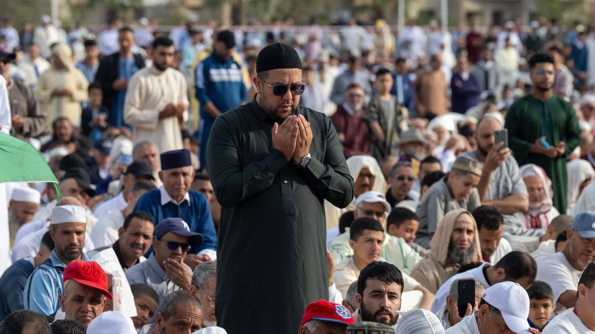 Muslime beim Gebet in einer Moschee in Marokko (Symbolbild).