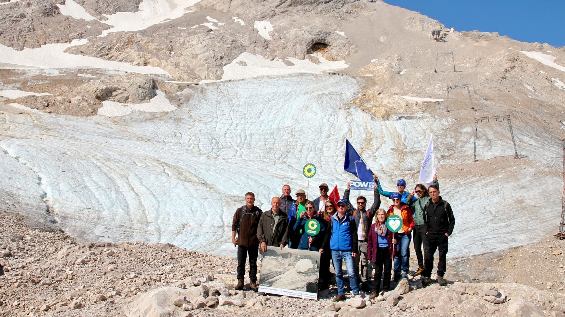 Protest auf 2.962 Metern Höhe: Ein Bündnis traf sich symbolträchtig vor dem Gletscher Schneeferner, der bald verschwunden sein wird.