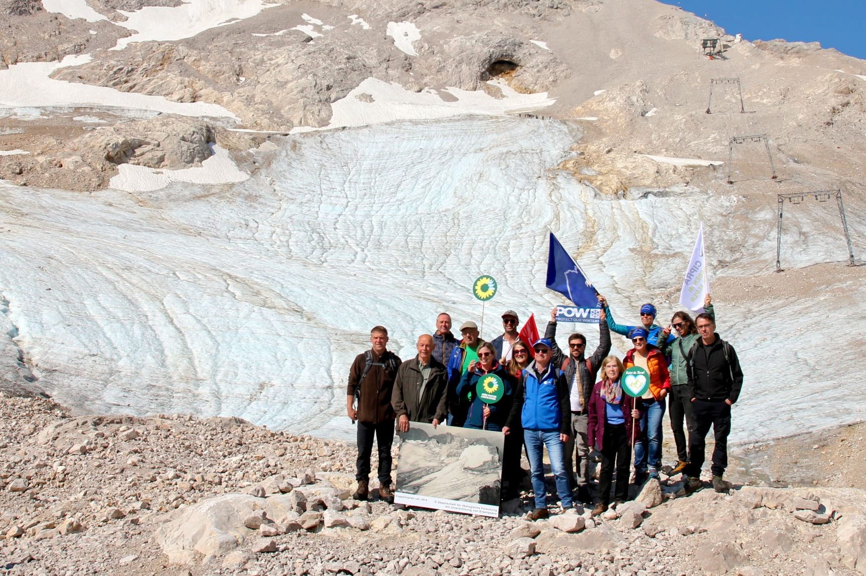 Protest auf 2.962 Metern Höhe: Ein Bündnis traf sich symbolträchtig vor dem Gletscher Schneeferner, der bald verschwunden sein wird.