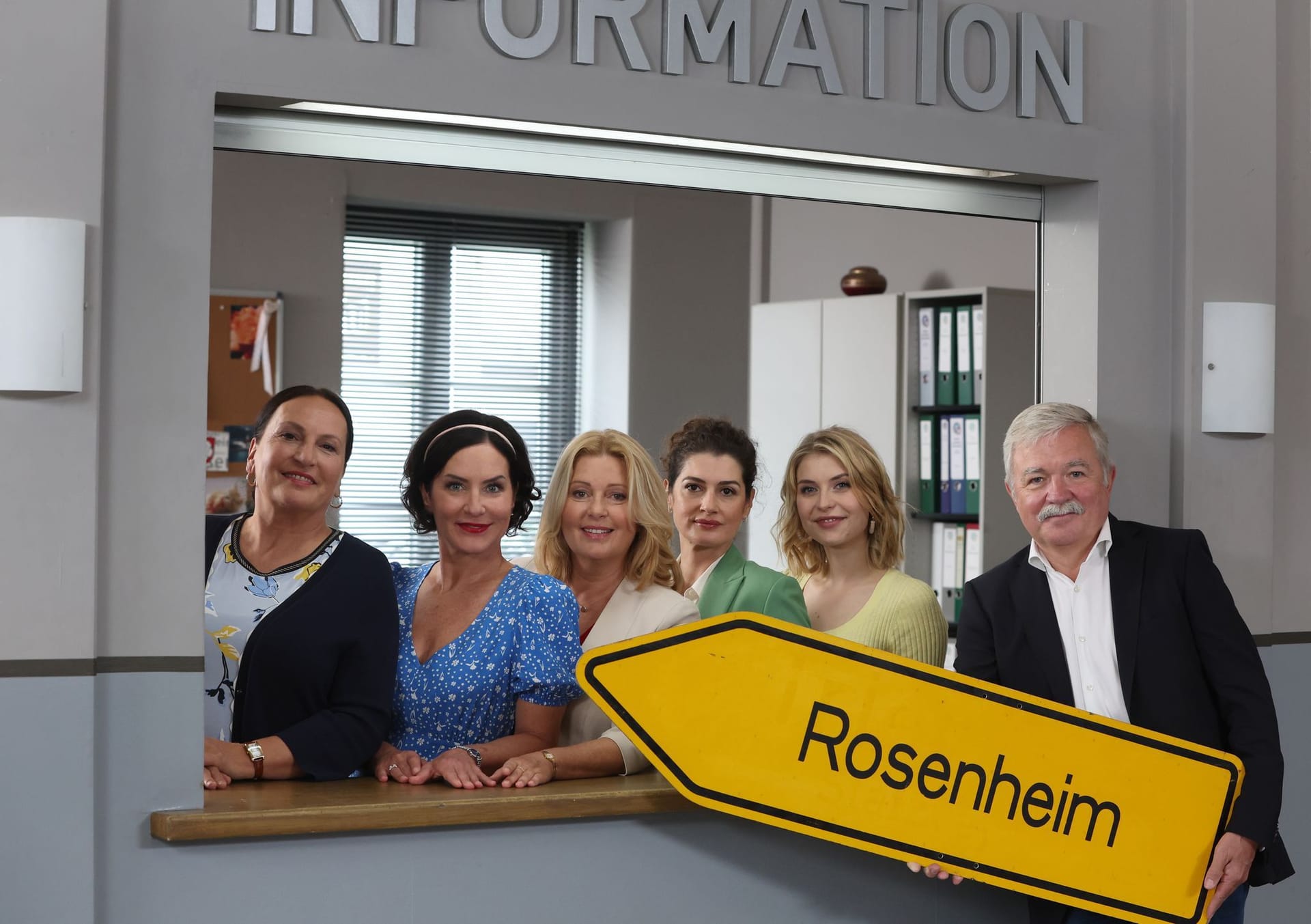 Ursula Maria Burkhart (l.), Marisa Burger, Karin Thaler, Anastasia Papadopoulou, Sarah Thonig und Produzent Alexander Ollig spielen in der Fernsehserie "Rosenheim-Cops" mit.