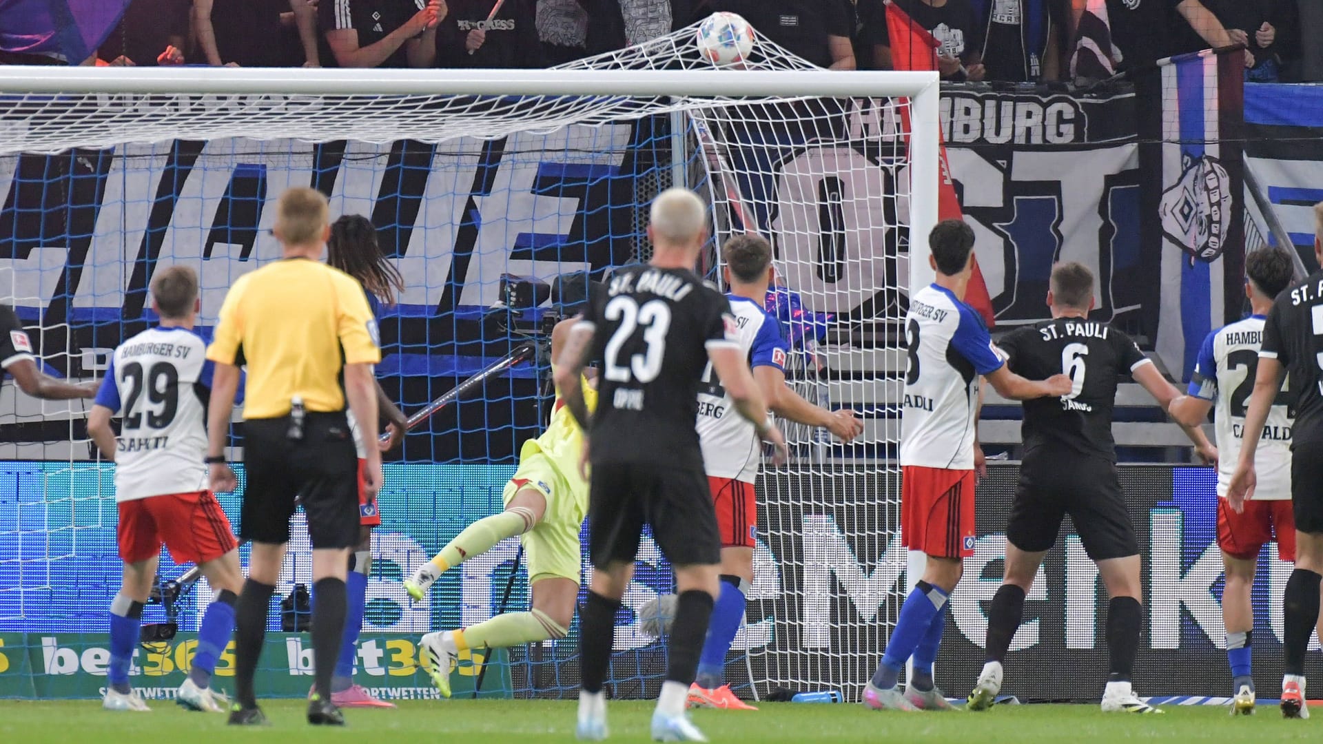 Das 0:1 aus Sicht des HSV: Paulis Adam Dzwigala trifft, Torwart Daniel Heuer Fernandes (hinten) ist machtlos. Das 0:1 aus Sicht des HSV: Paulis Adam Dzwigala trifft, Torwart Daniel Heuer Fernandes (hinten) ist machtlos.