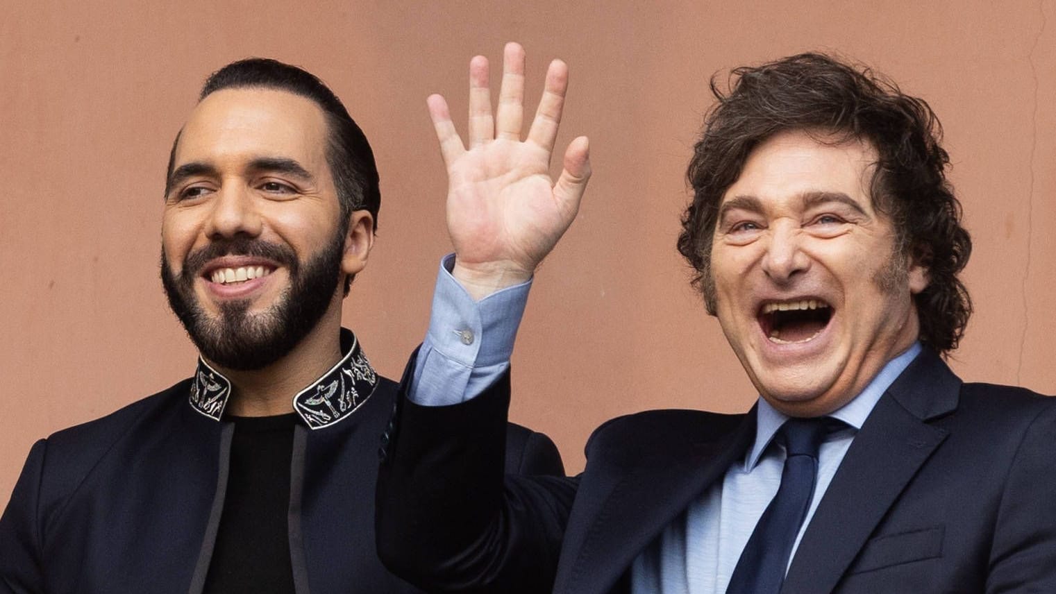 El Salvadors Präsident Nayib Bukele (links) und sein argentinischer Amtskollege Javier Milei: Bukele darf nach einer Gesetzesänderung theoretisch bis zu seinem Tod regieren.
