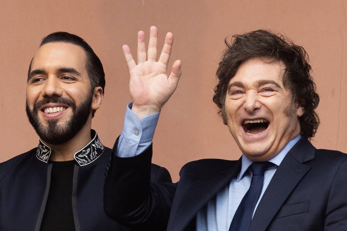 El Salvadors Präsident Nayib Bukele (links) und sein argentinischer Amtskollege Javier Milei: Bukele darf nach einer Gesetzesänderung theoretisch bis zu seinem Tod regieren.