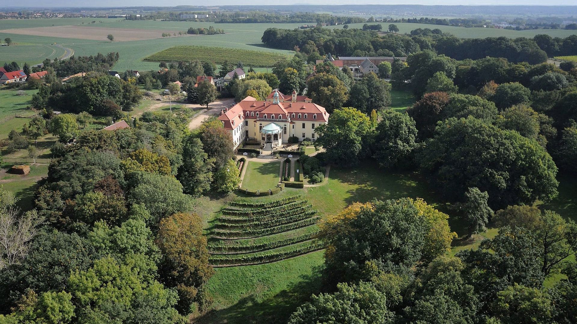 Das Schloss und das Weingut: Die Eigentümer behalten sich rechtliche Schritte gegen die Urheber des Videos vor. Das Schloss und das Weingut: Die Eigentümer behalten sich rechtliche Schritte gegen die Urheber des Videos vor.