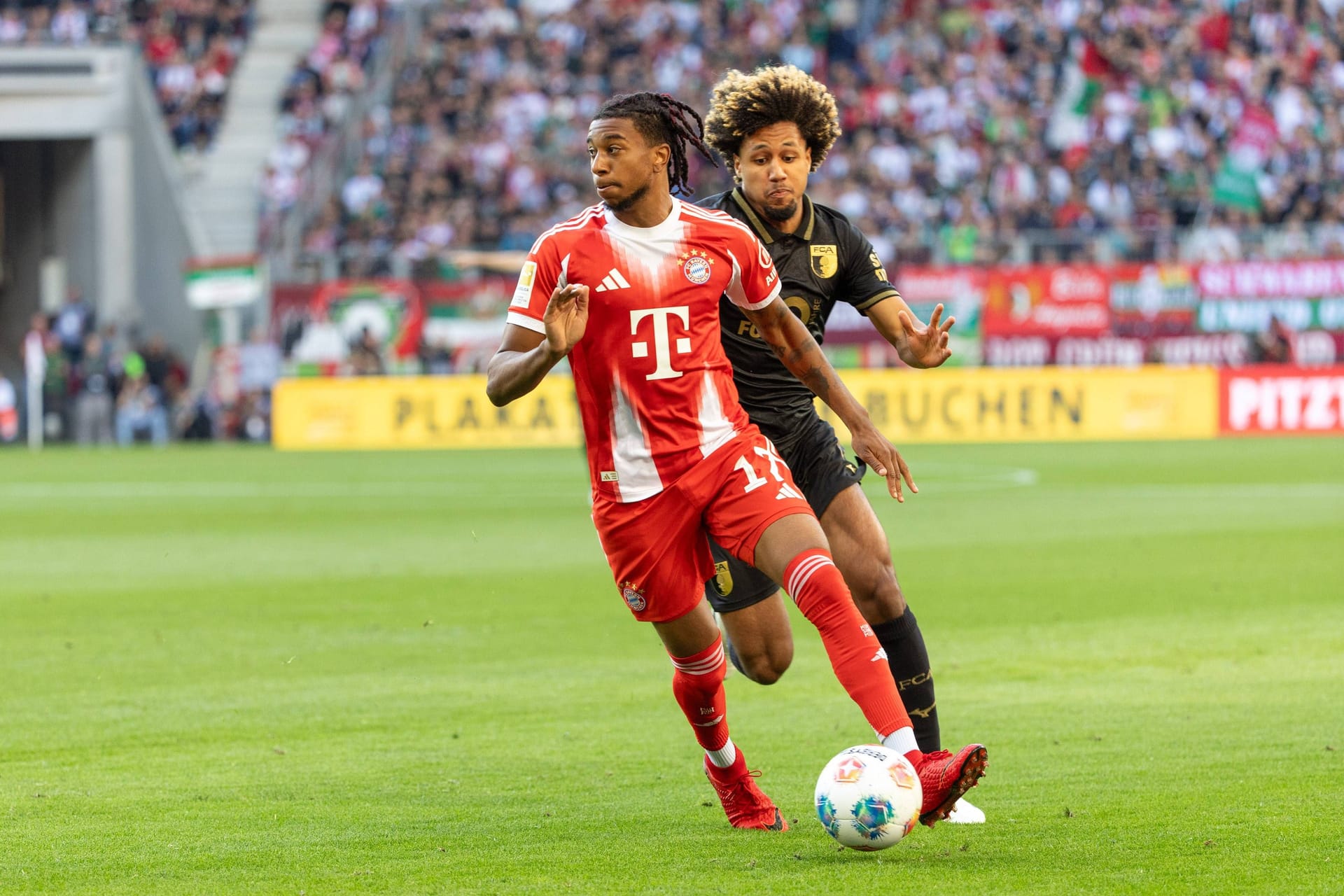 Michael Olise: Dreh- und Angelpunkt in der Bayern-Offensive. Tolle Einleitung zur ersten Chance durch Díaz (1.), vergab kurz danach selbst vor Dahmen (3.). Konnte von den Augsburgern immer wieder nur per Foul gestoppt werden. Forderte Dahmen erneut per Linksschuss (33.). Das 2:0 durch Díaz leitete der Franzose mit ein (45.+4). Schloss kurz nach der Pause mit einem herrlichen Solo selbst ab (48.). Hatte in der Schlussphase die Chance zum 4:2, vergab etwas leichtfertig alleine vor Dahmen (77.). Scheiterte wenige Minuten später erneut am FCA-Keeper (85.). Nur in der Chancenverwertung noch mit Raum nach oben. Note 2 Michael Olise: Dreh- und Angelpunkt in der Bayern-Offensive. Tolle Einleitung zur ersten Chance durch Díaz (1.), vergab kurz danach selbst vor Dahmen (3.). Konnte von den Augsburgern immer wieder nur per Foul gestoppt werden. Forderte Dahmen erneut per Linksschuss (33.). Das 2:0 durch Díaz leitete der Franzose mit ein (45.+4). Schloss kurz nach der Pause mit einem herrlichen Solo selbst ab (48.). Hatte in der Schlussphase die Chance zum 4:2, vergab etwas leichtfertig alleine vor Dahmen (77.). Scheiterte wenige Minuten später erneut am FCA-Keeper (85.). Nur in der Chancenverwertung noch mit Raum nach oben. Note 2