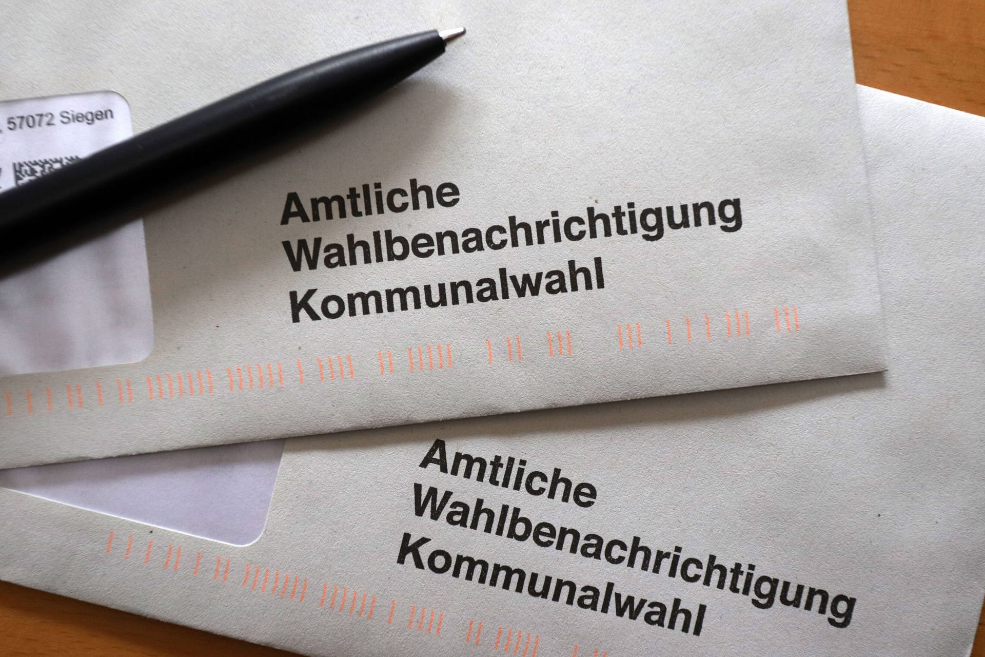Briefe mit der Aufschrift "Amtliche Wahlbenachrichtigung Kommunalwahl" (Archivbild): Gewählt wird in NRW am 14. September. Briefe mit der Aufschrift "Amtliche Wahlbenachrichtigung Kommunalwahl" (Archivbild): Gewählt wird in NRW am 14. September.