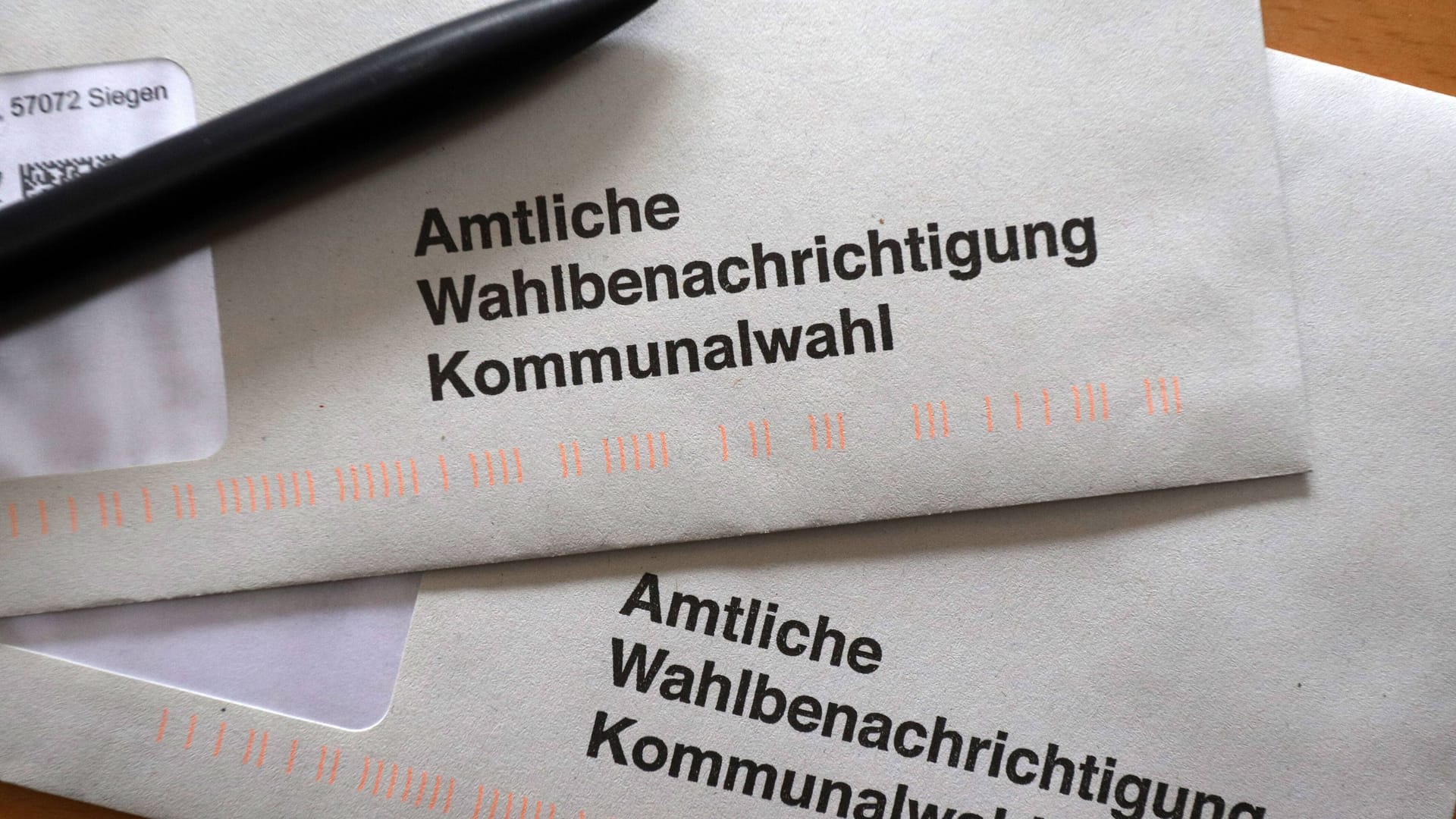 Briefe mit der Aufschrift "Amtliche Wahlbenachrichtigung Kommunalwahl" (Archivbild): Gewählt wird in NRW am 14. September.